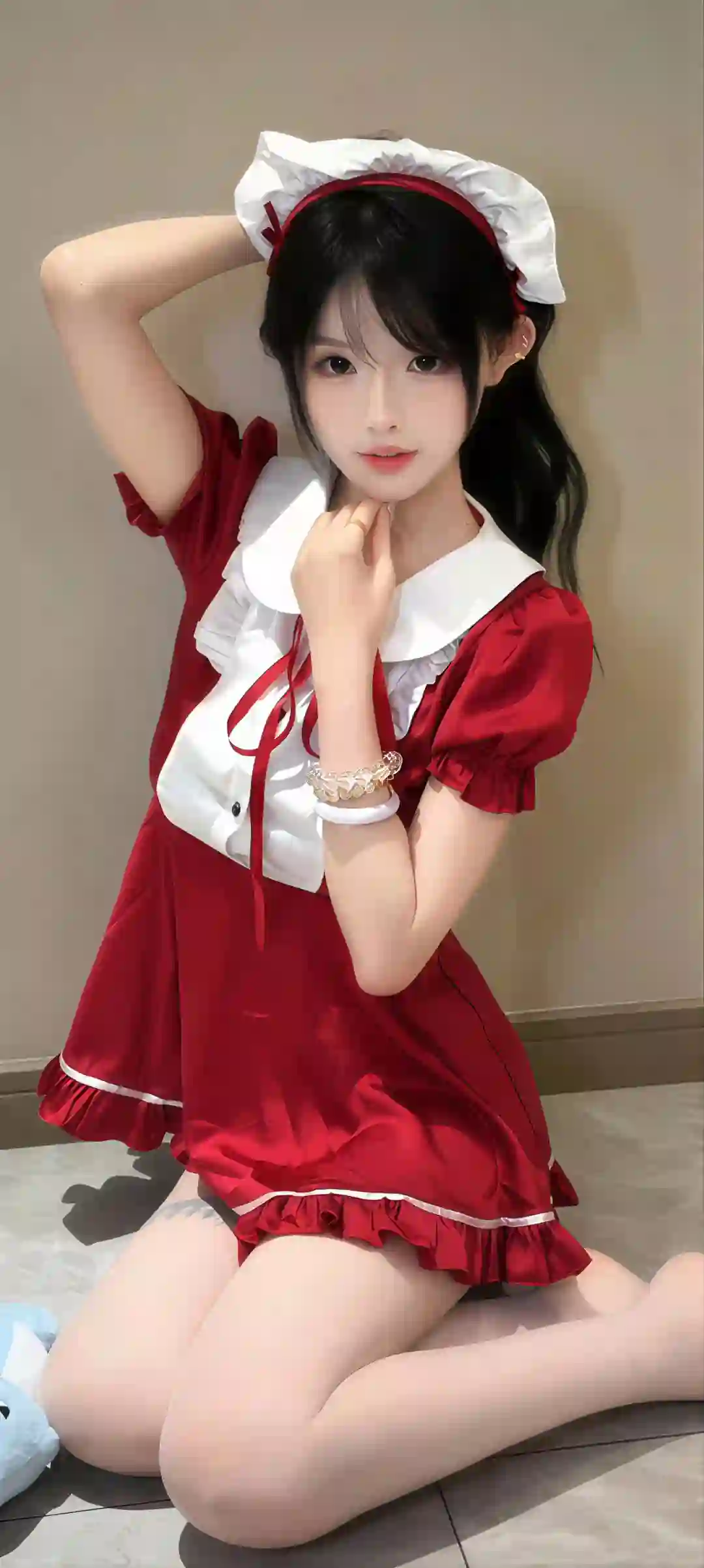 女仆装 少女 跪坐 甜美 长发 红白写真