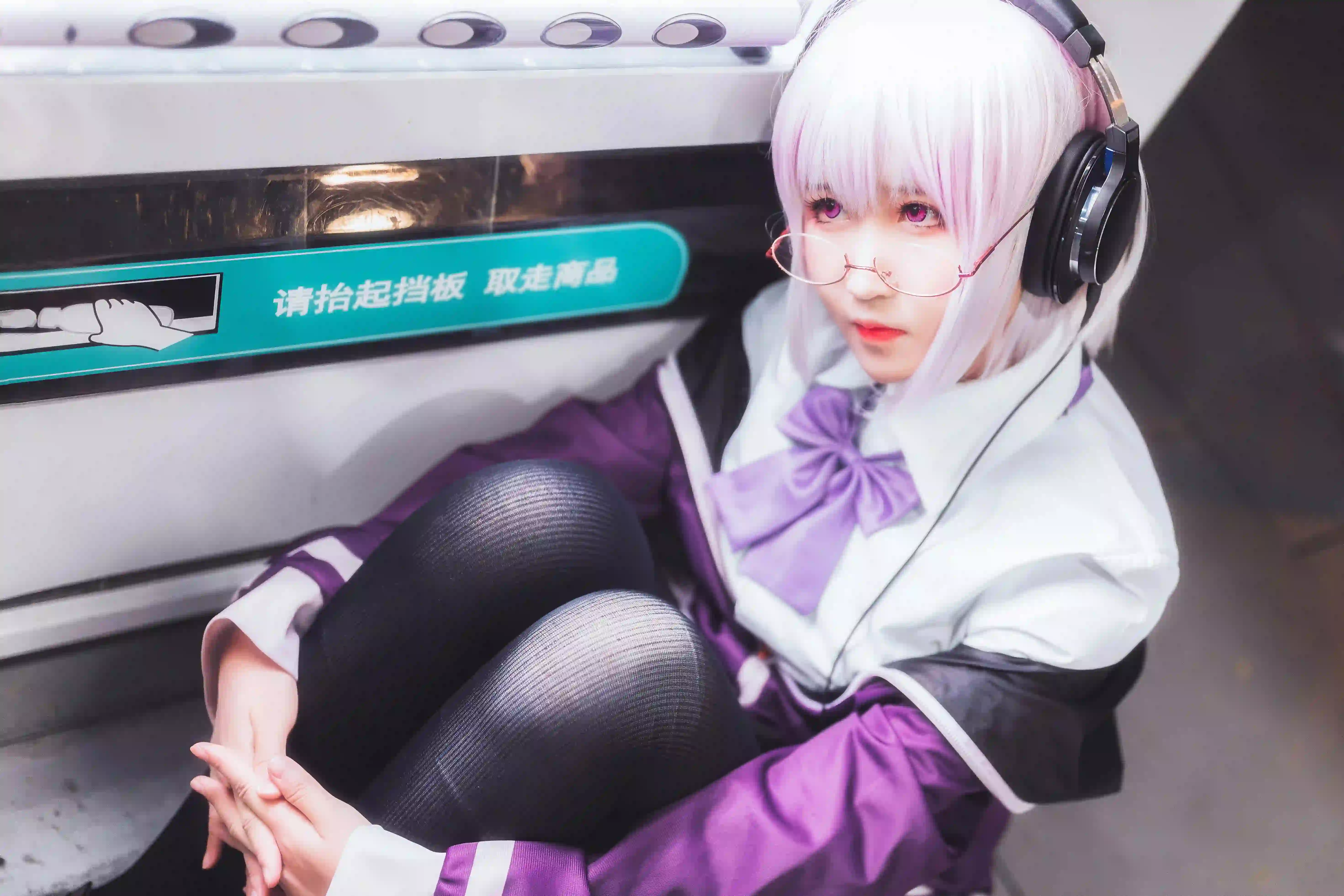 粉色头发 金属边框眼镜 耳机 丝袜 黑丝