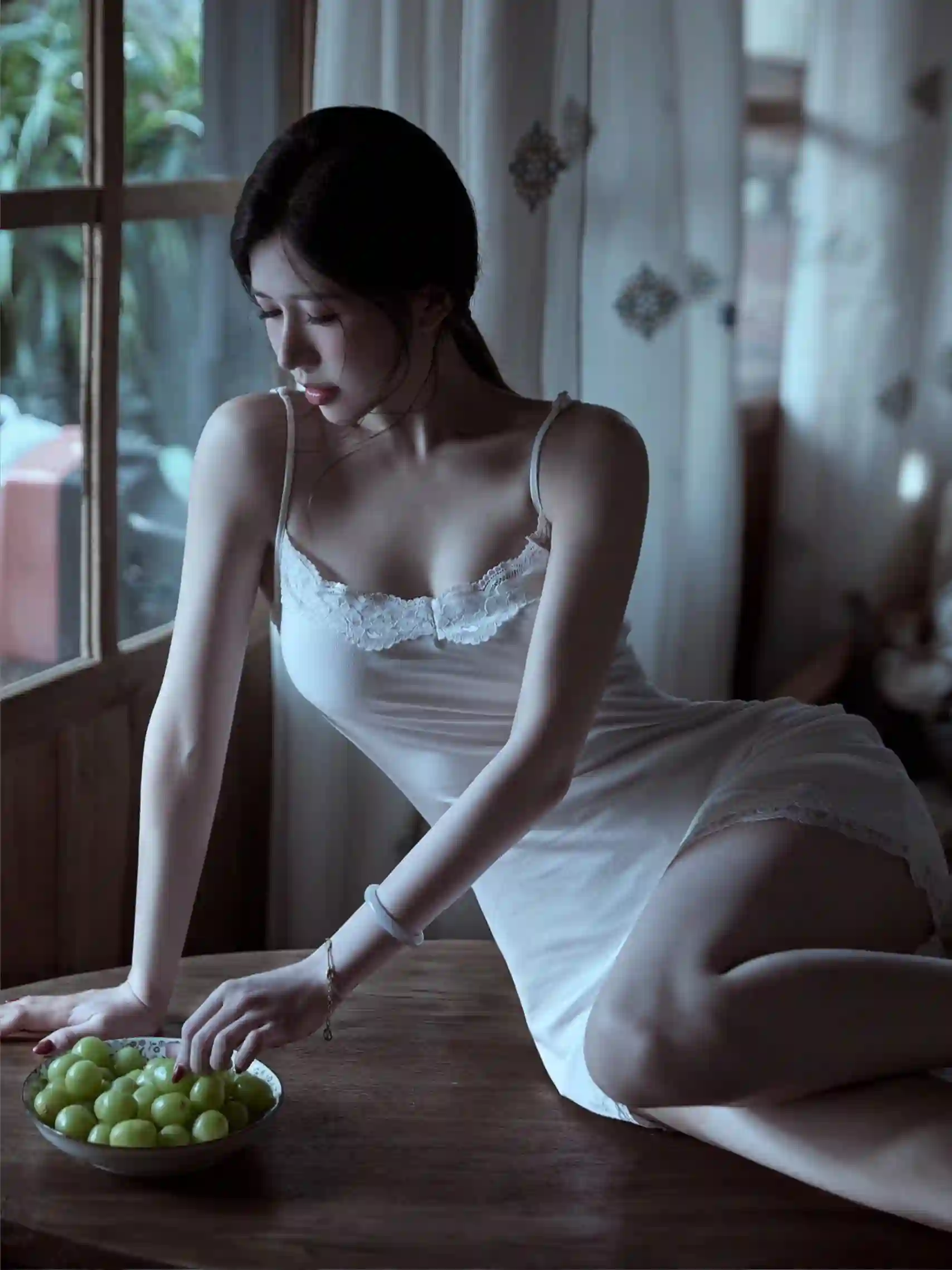 白色吊带裙 长腿美女 长裙美女 性感美女 居家写真