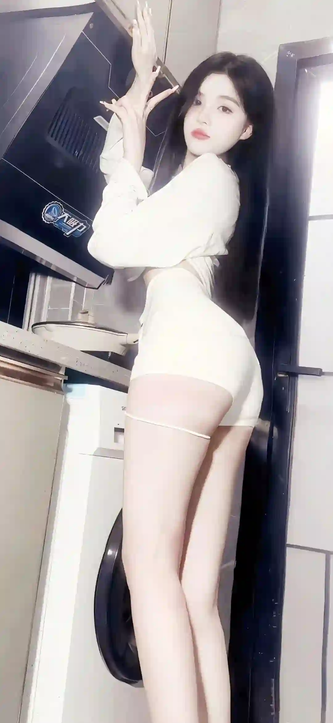 性感美女 长腿美女 居家 摆设衣服 长发女孩 