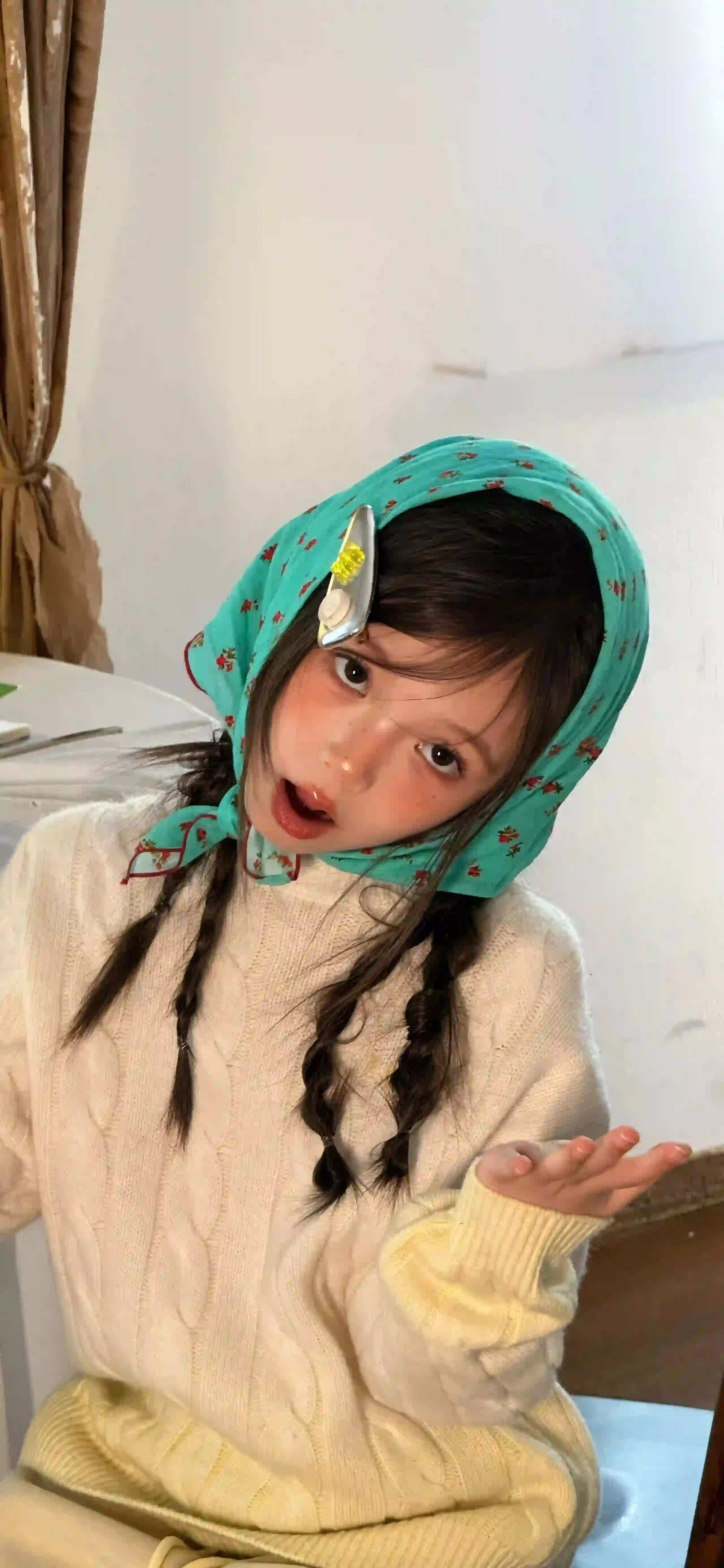 俏皮 可爱 兜帽 双麻花辫 白色毛线上衣