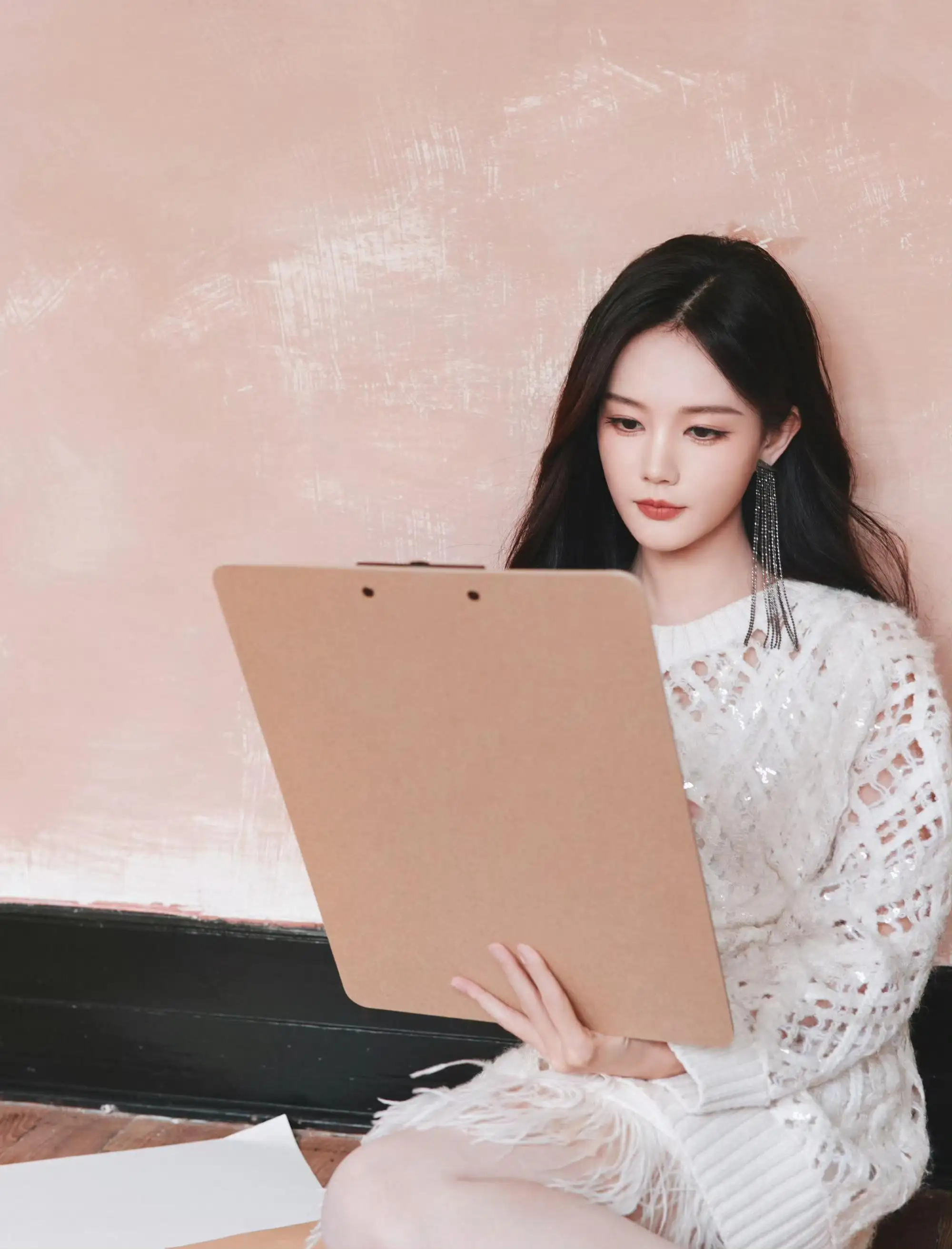 长发白衣美女 李一桐 工作