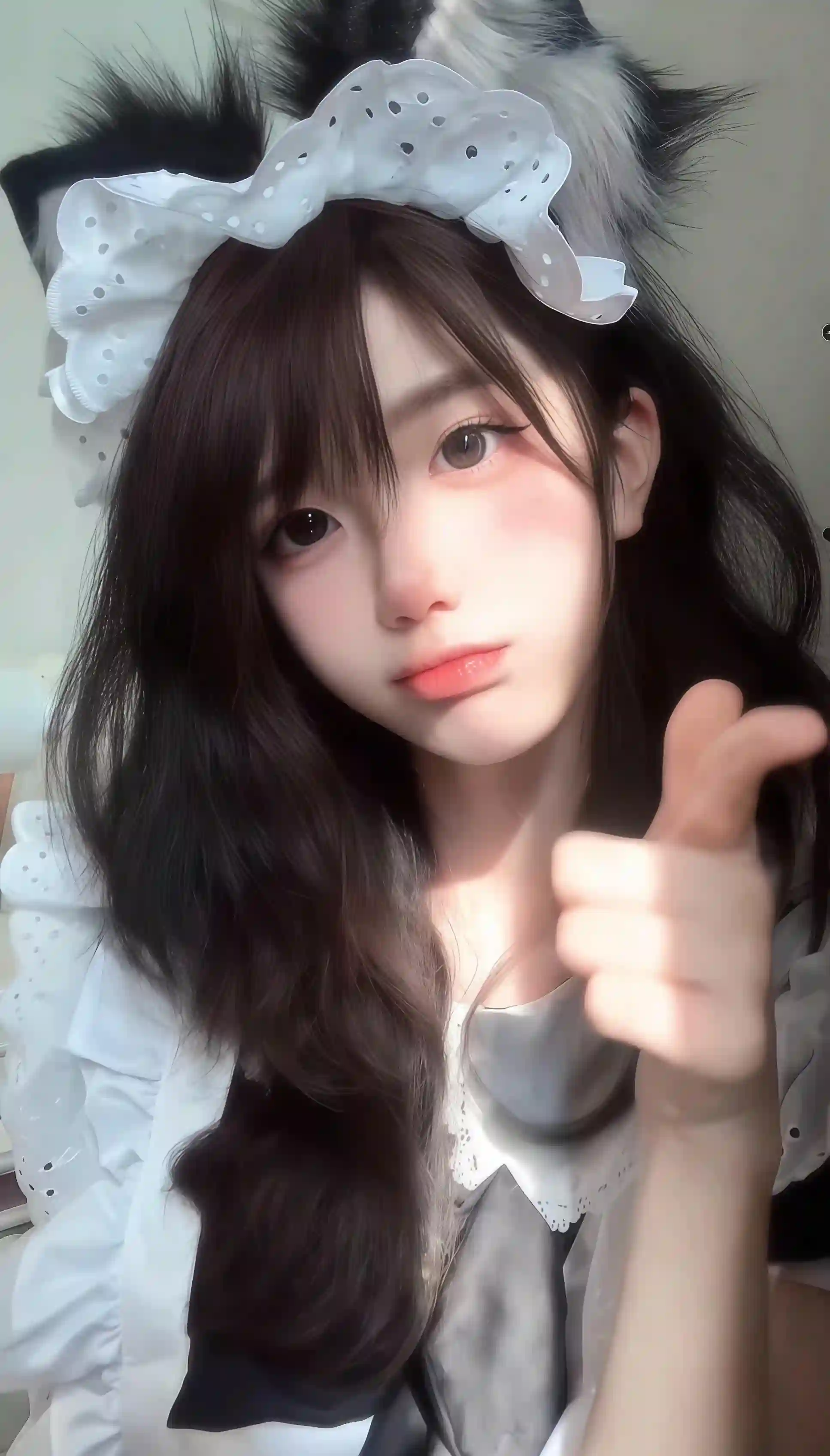 可爱长发美女 嘟嘴 白色女仆装 可爱女孩