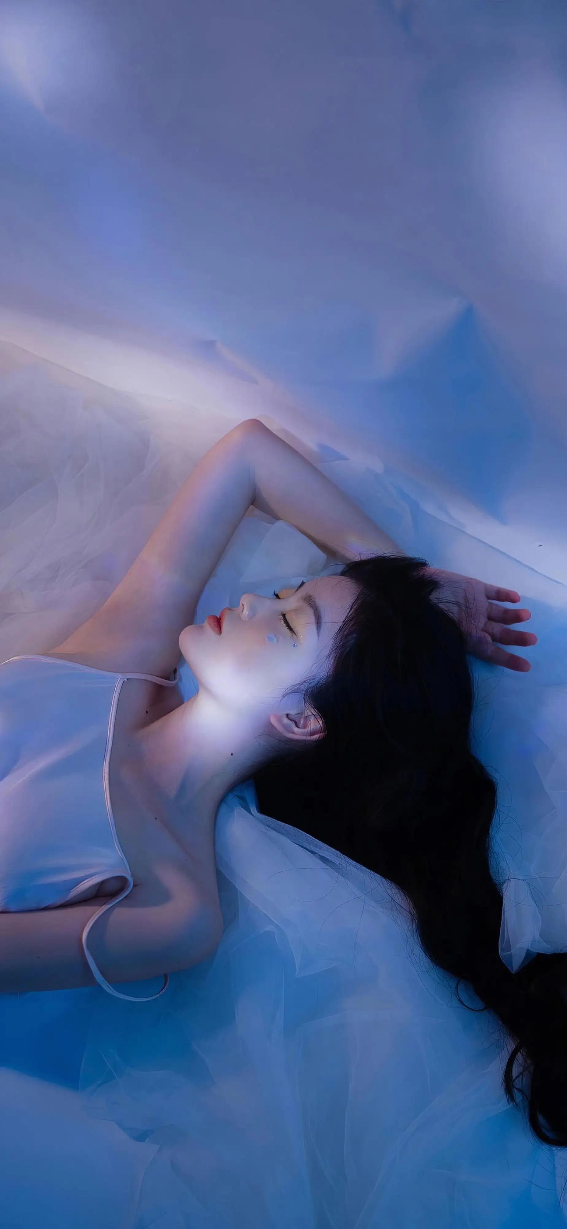 躺着的长发唯美美女