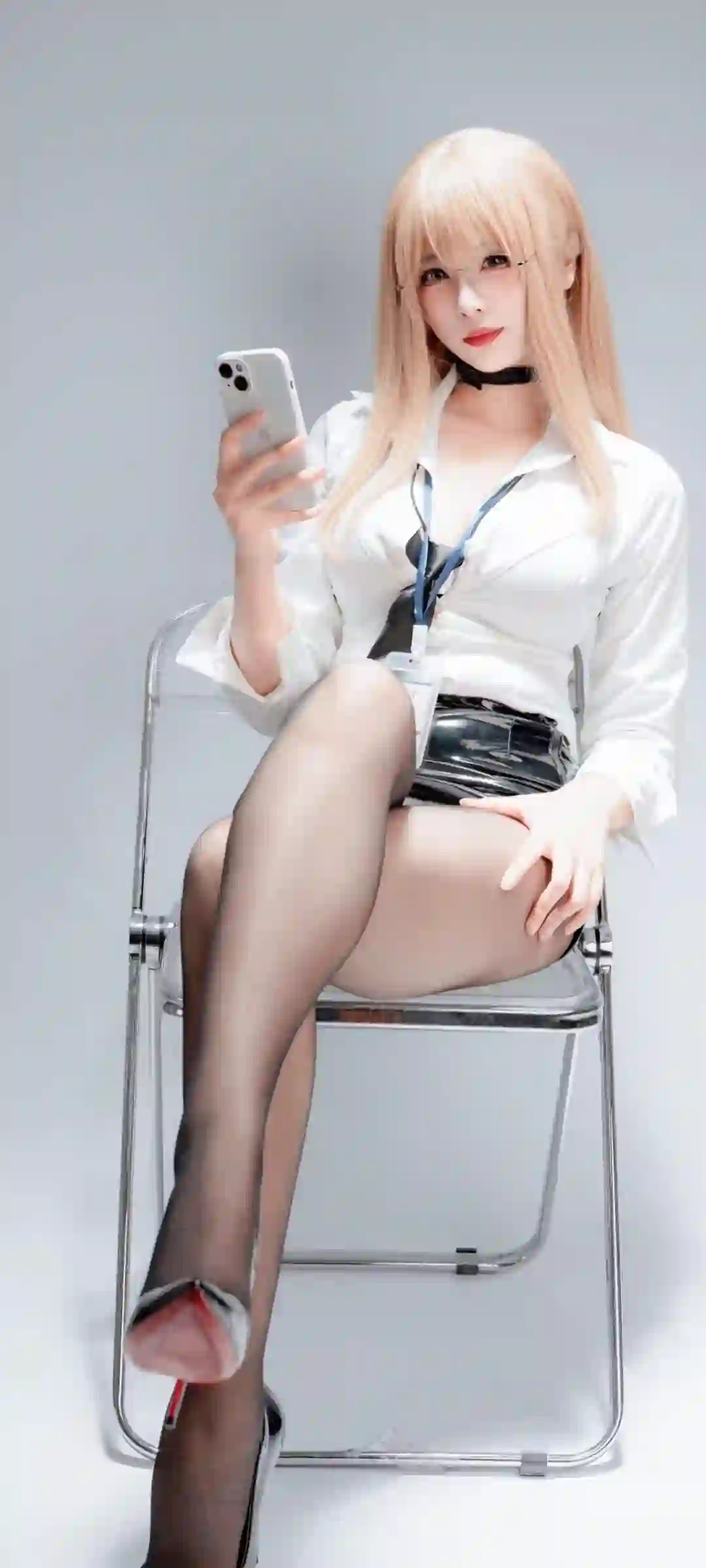 金色长发眼镜女孩白衬衫黑丝椅子写真