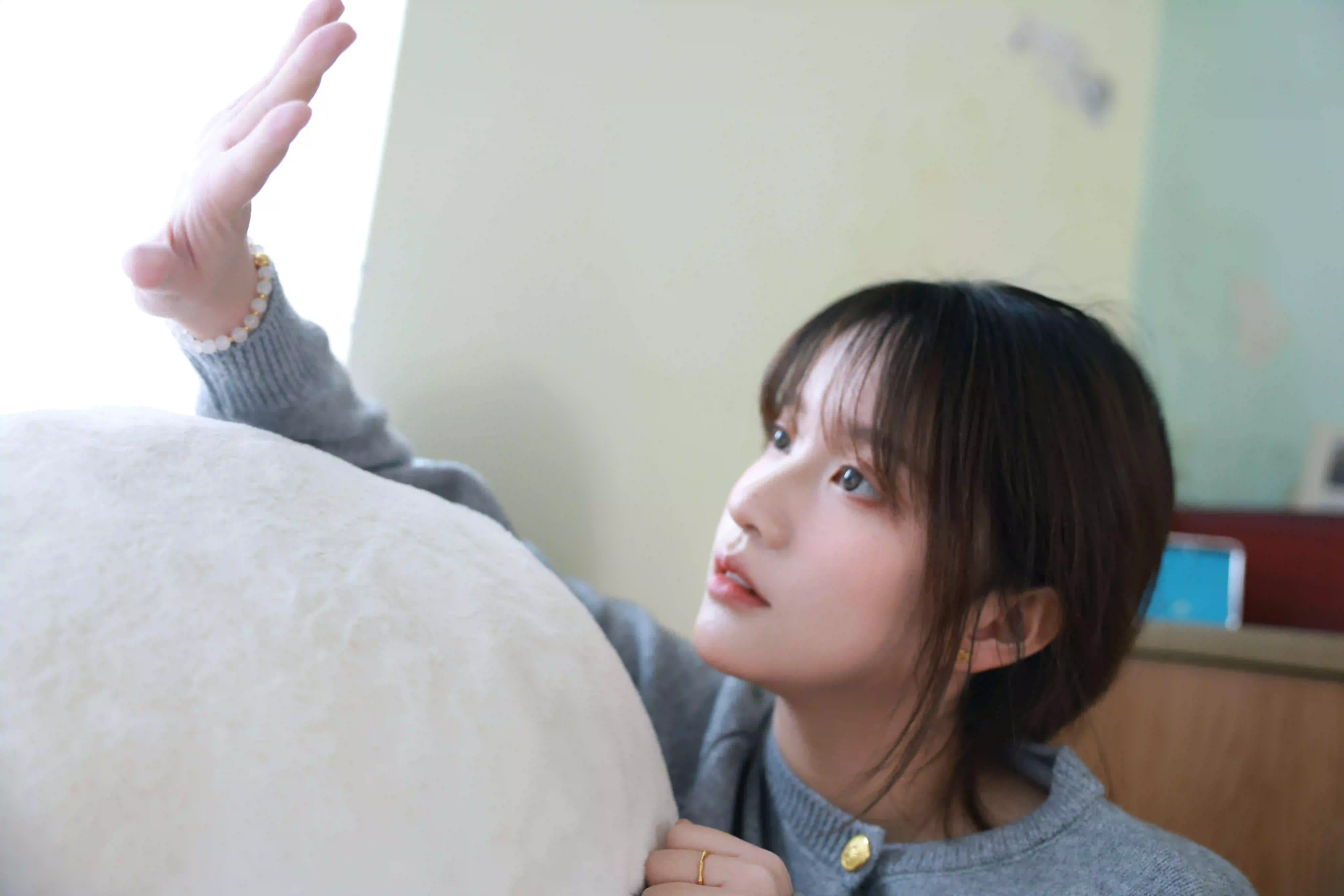 灰色毛线衣服 清纯美女 居家写真 