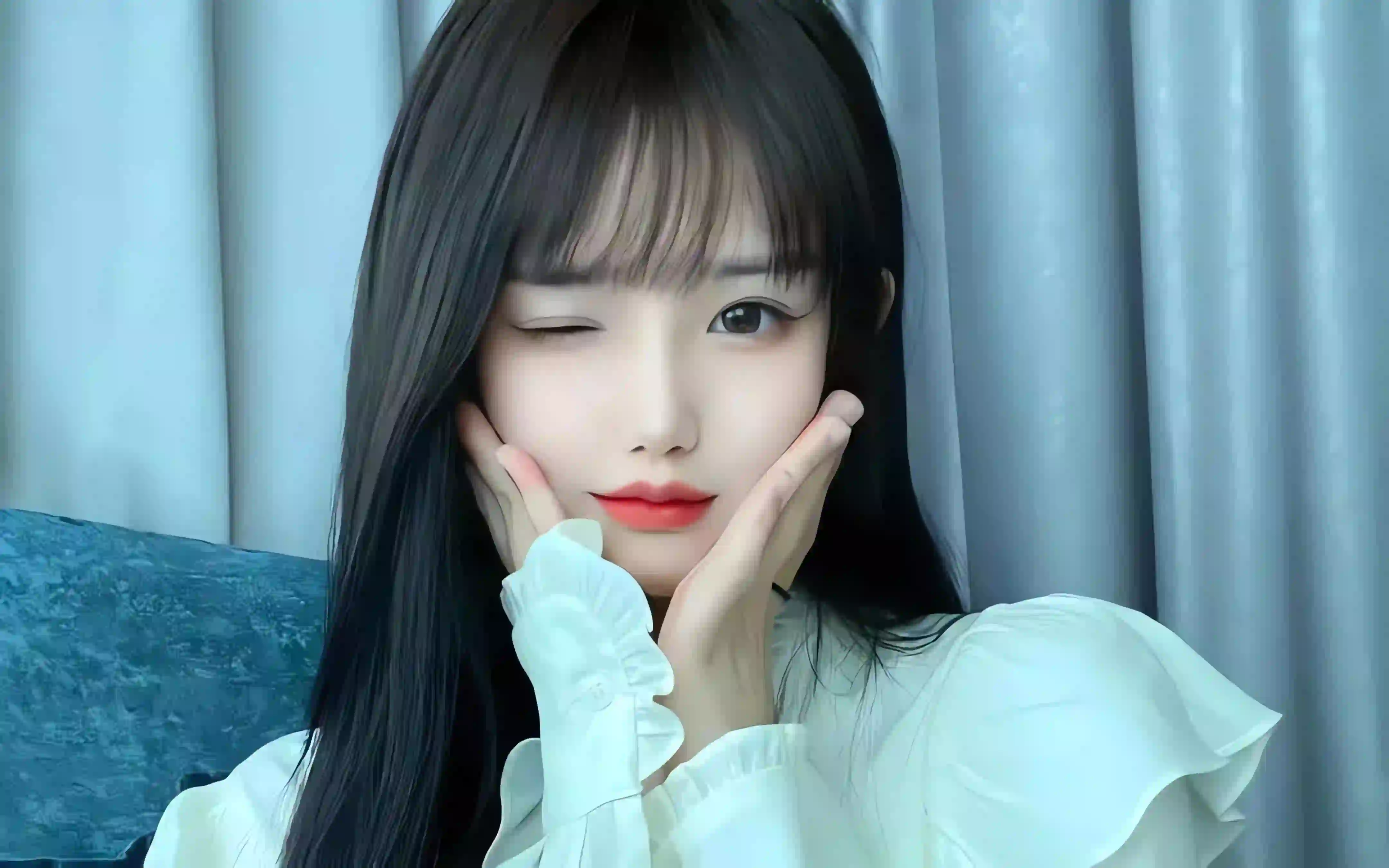 可爱女孩 长发美女 白色裙子 居家 wink