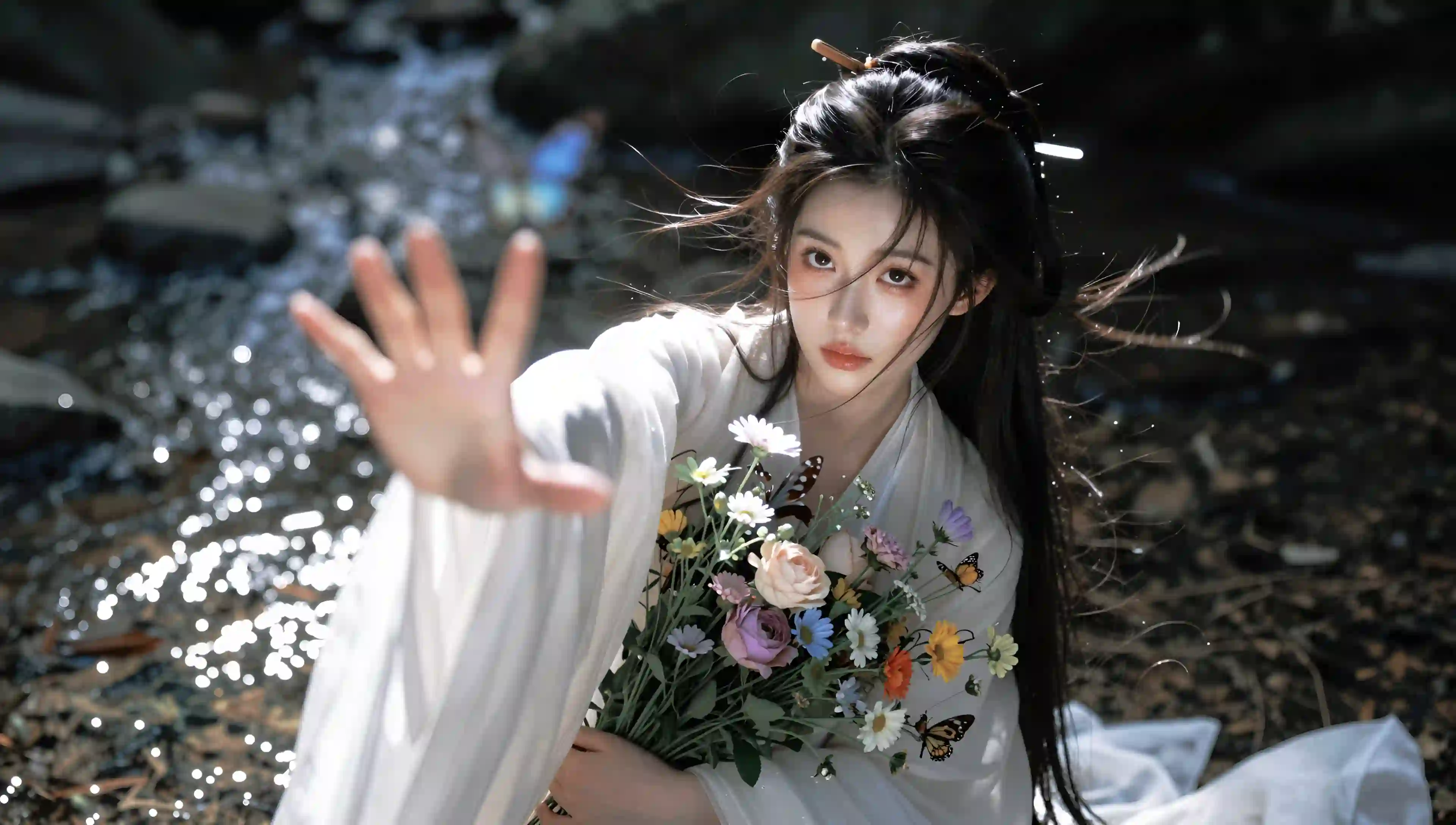 汉服女子 溪边 持花 仙气 唯美 壁纸