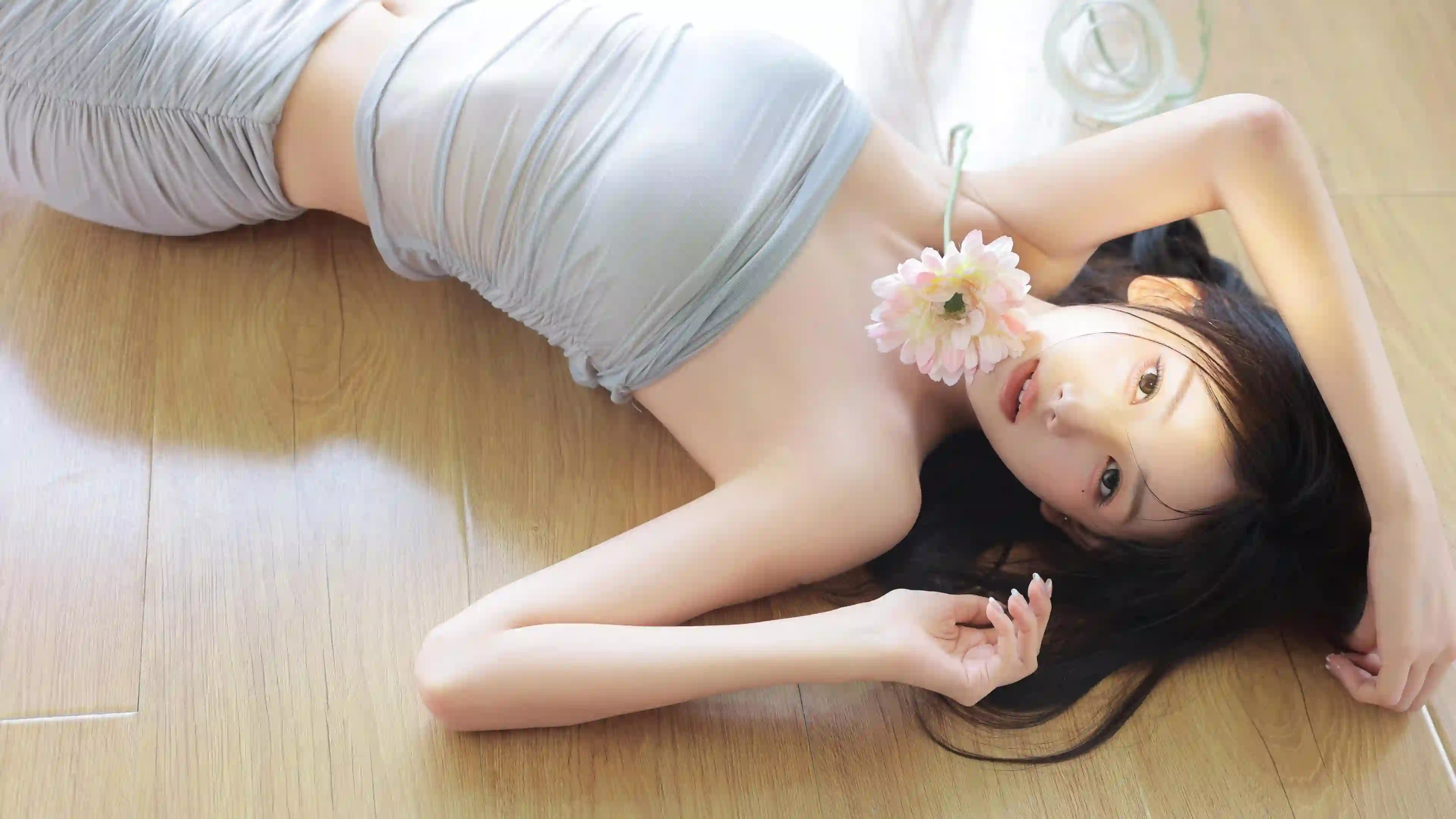 唯美女性 躺姿 木地板 粉色花朵 室内