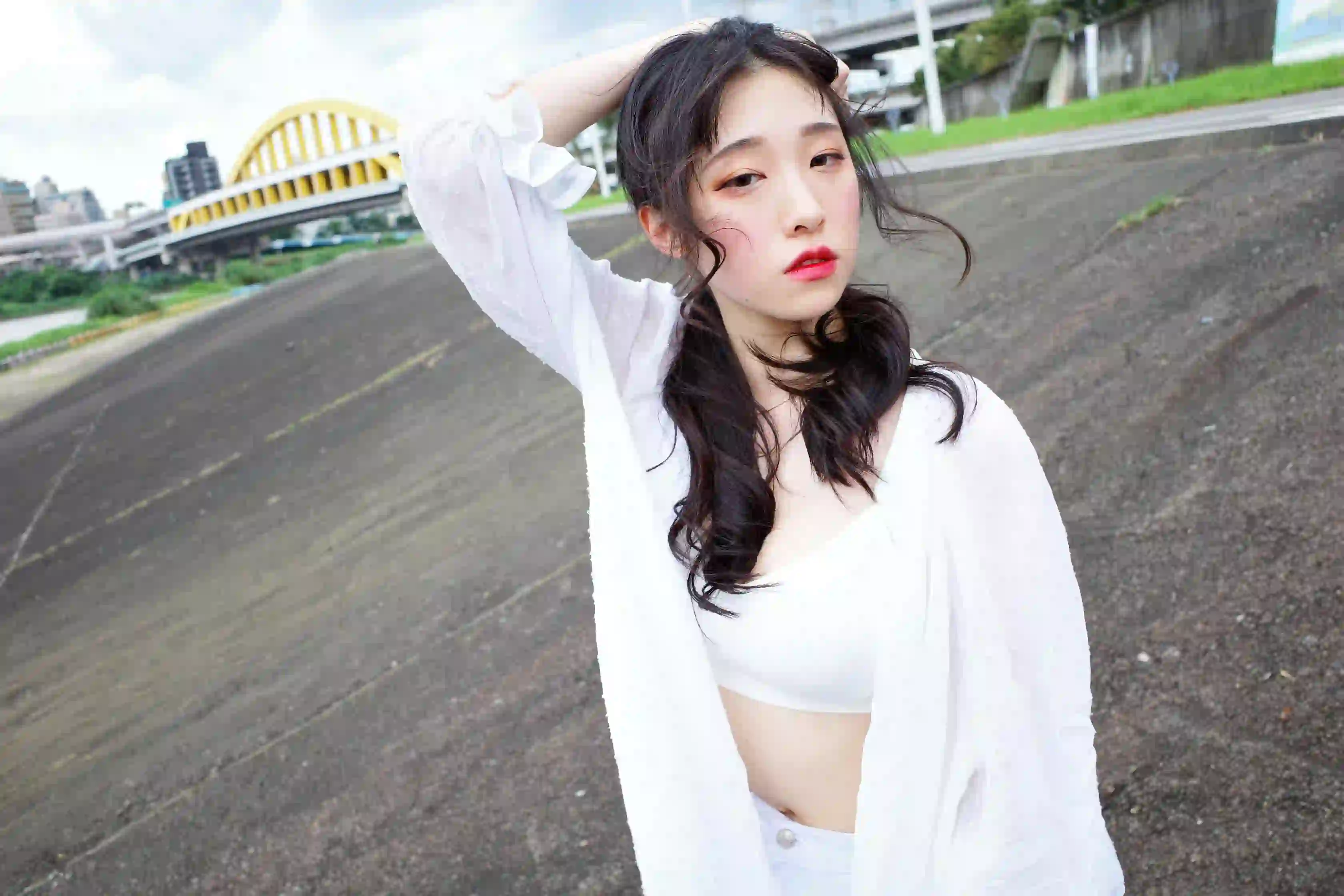 长发可爱女孩 户外写真 吊带美女 白色衣服 户外 撩头发 