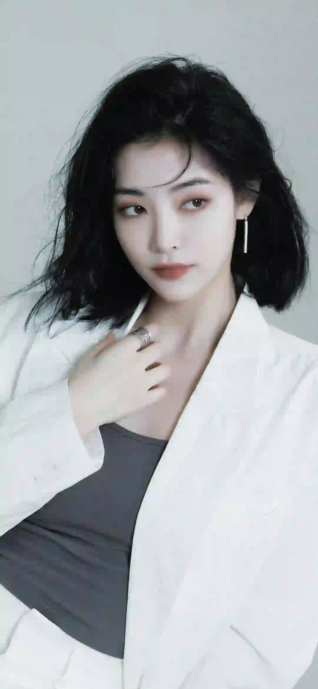 许佳琪 长发美女 白色衣服 短发