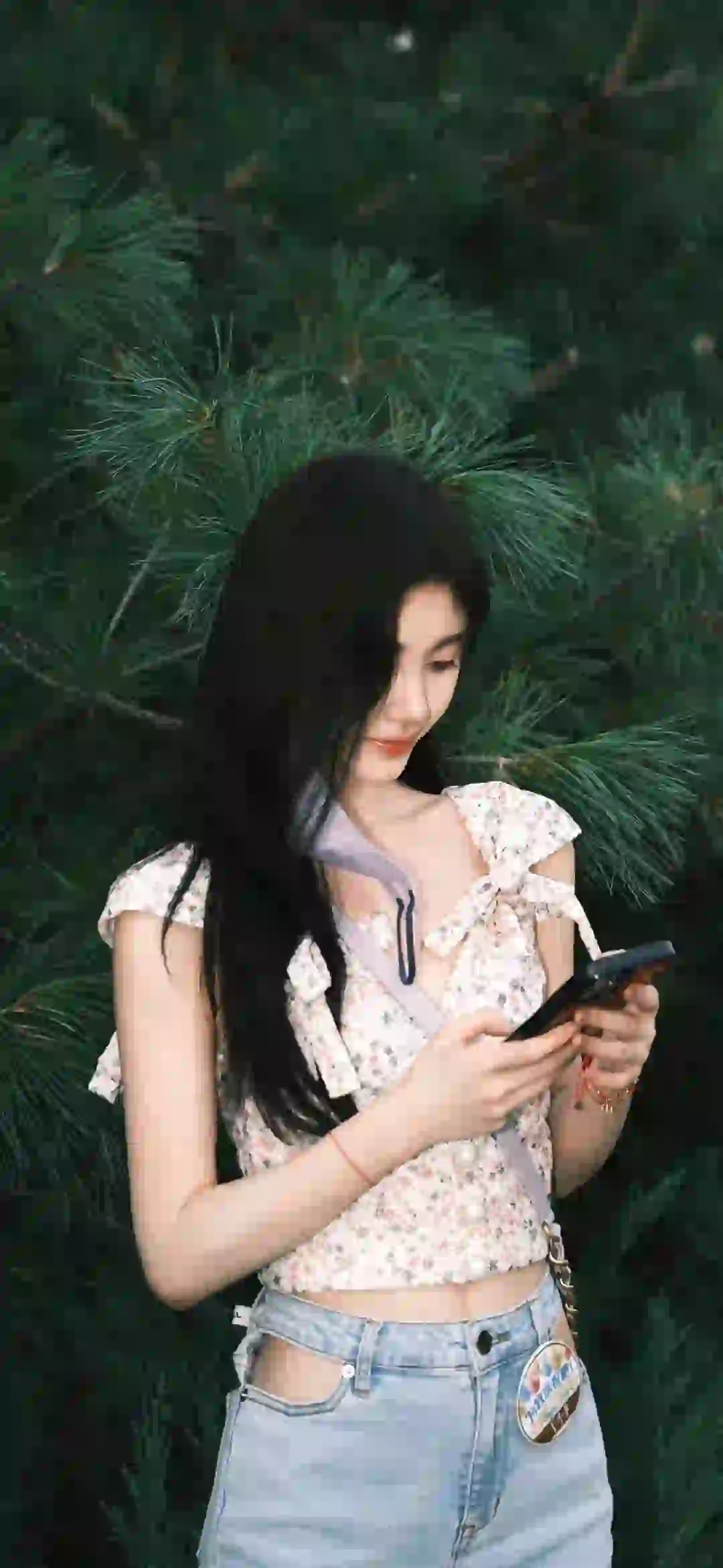 鞠婧祎 长发可爱美女 明星壁纸 户外 正在看手机的女孩