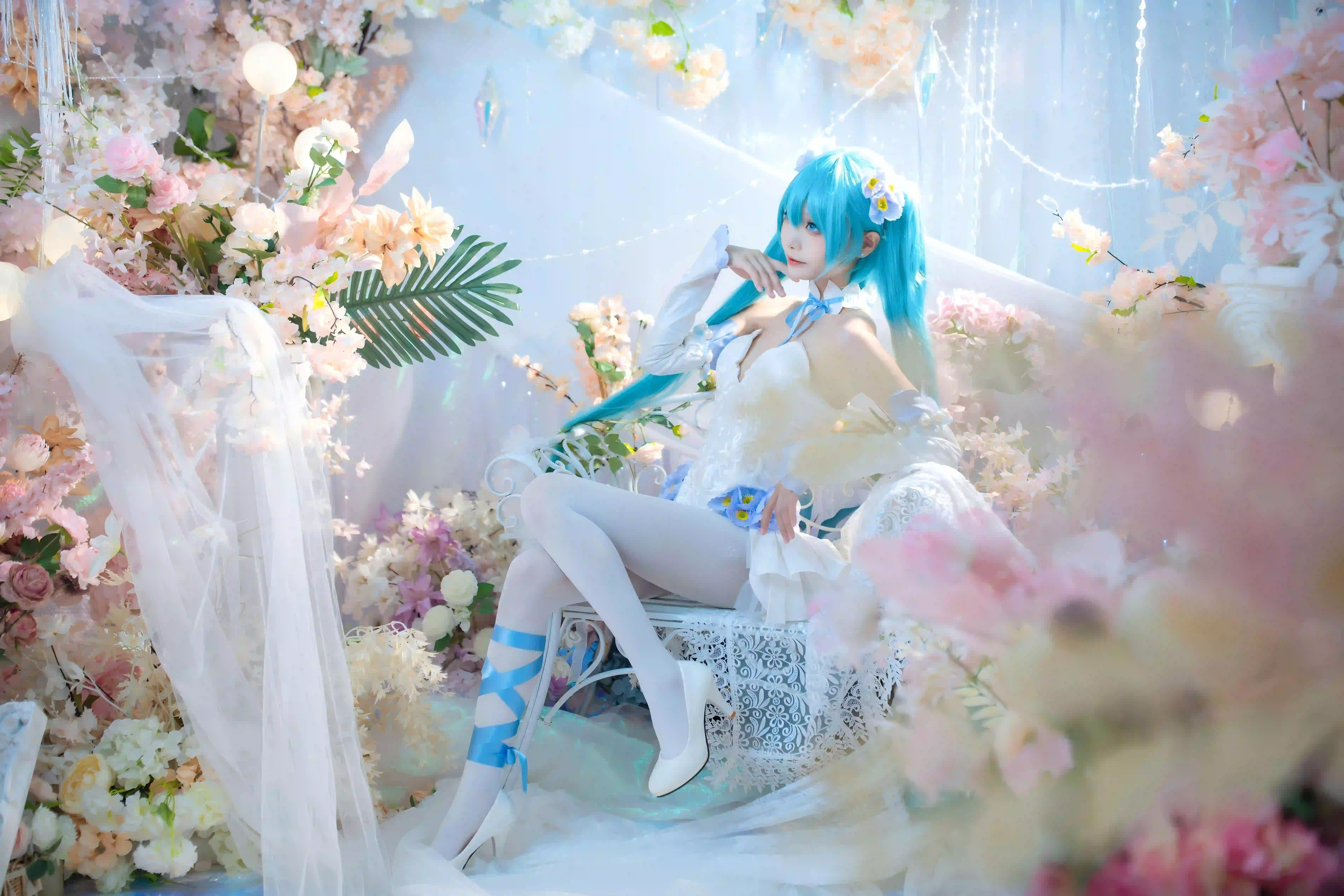 蓝色头发 初音未来Coser 白色裙子 长腿 美女