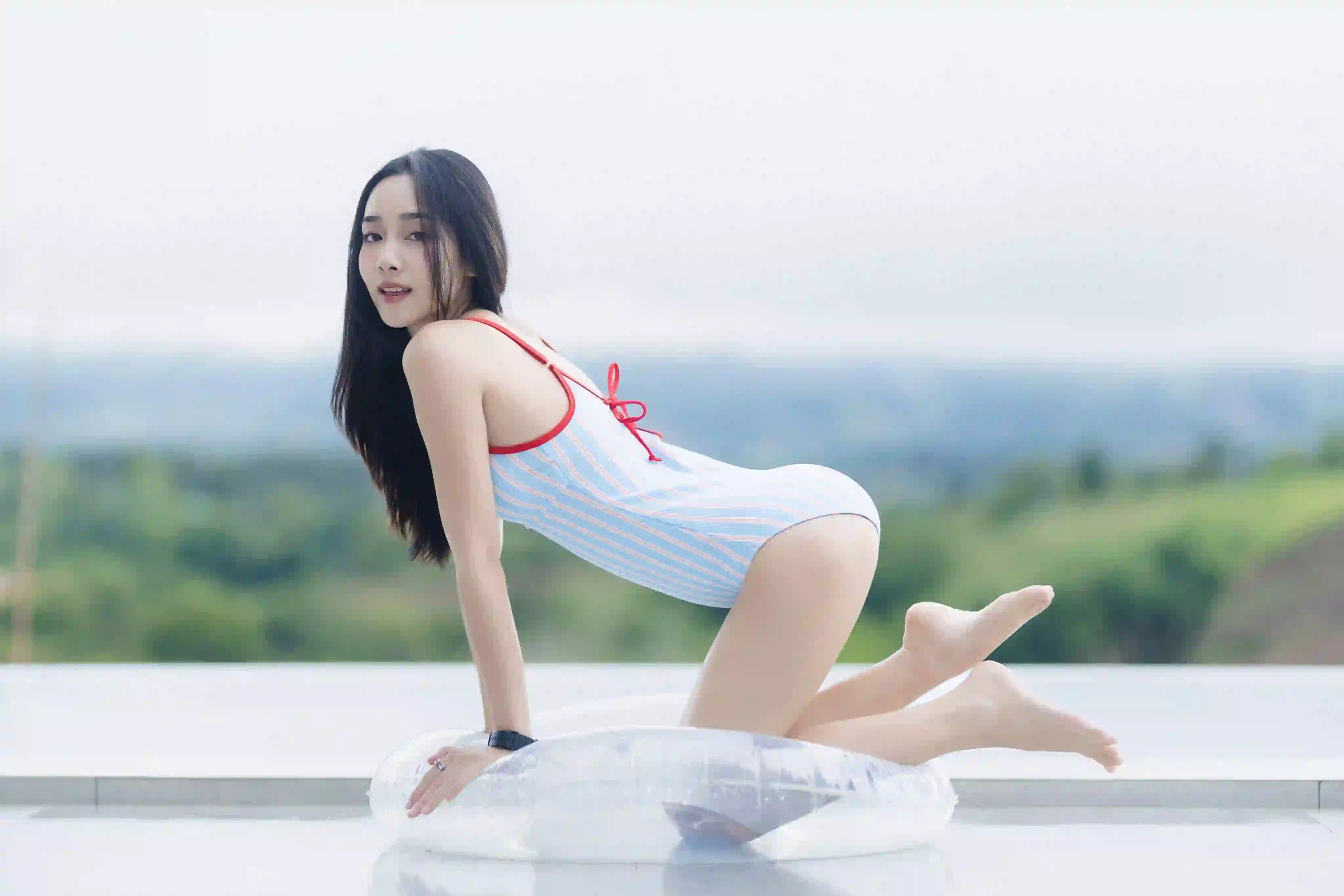 泳池美女 惬意 性感 美腿 长发 户外