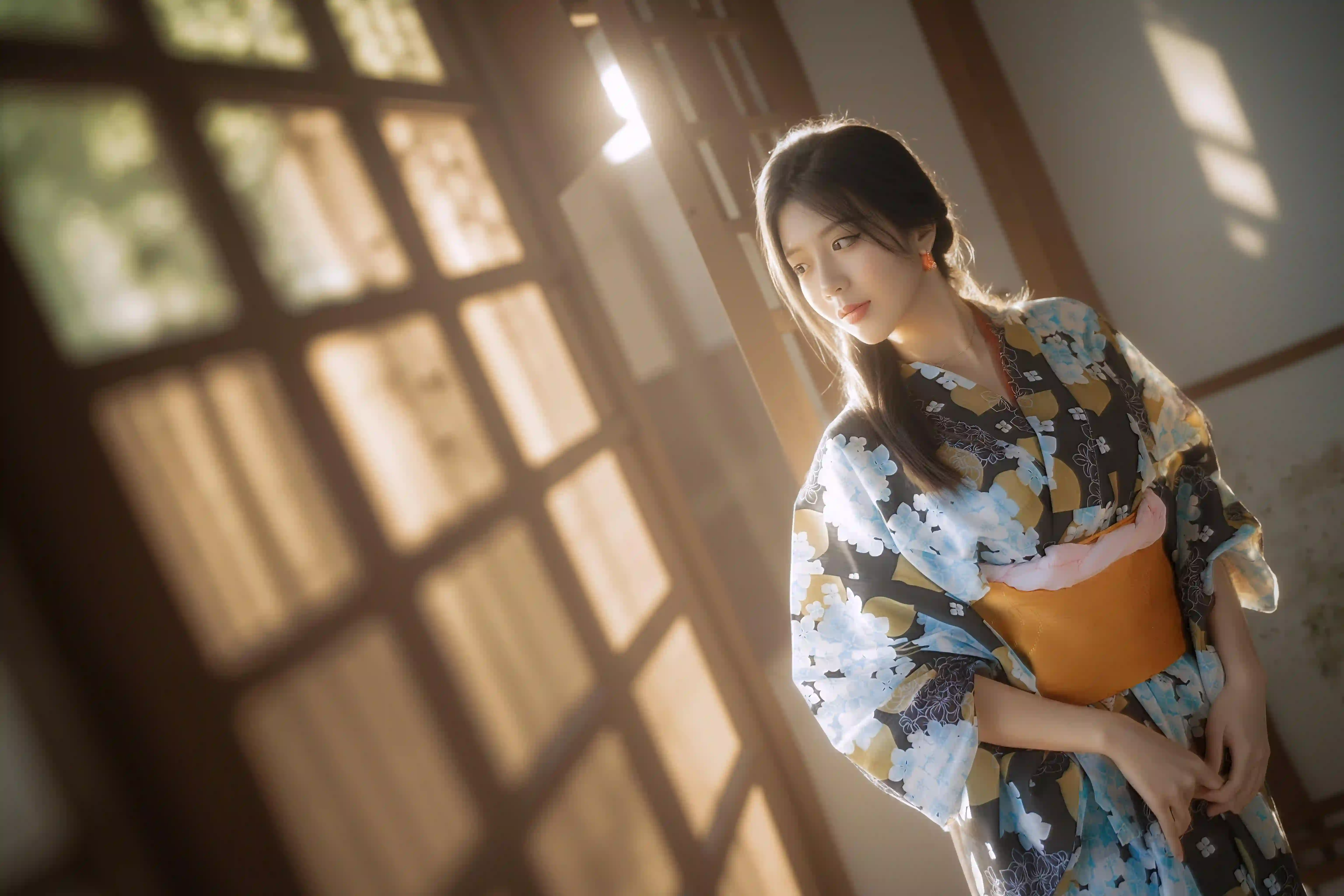 长发性感美女 和服穿搭 长腿美女 性感 侧脸