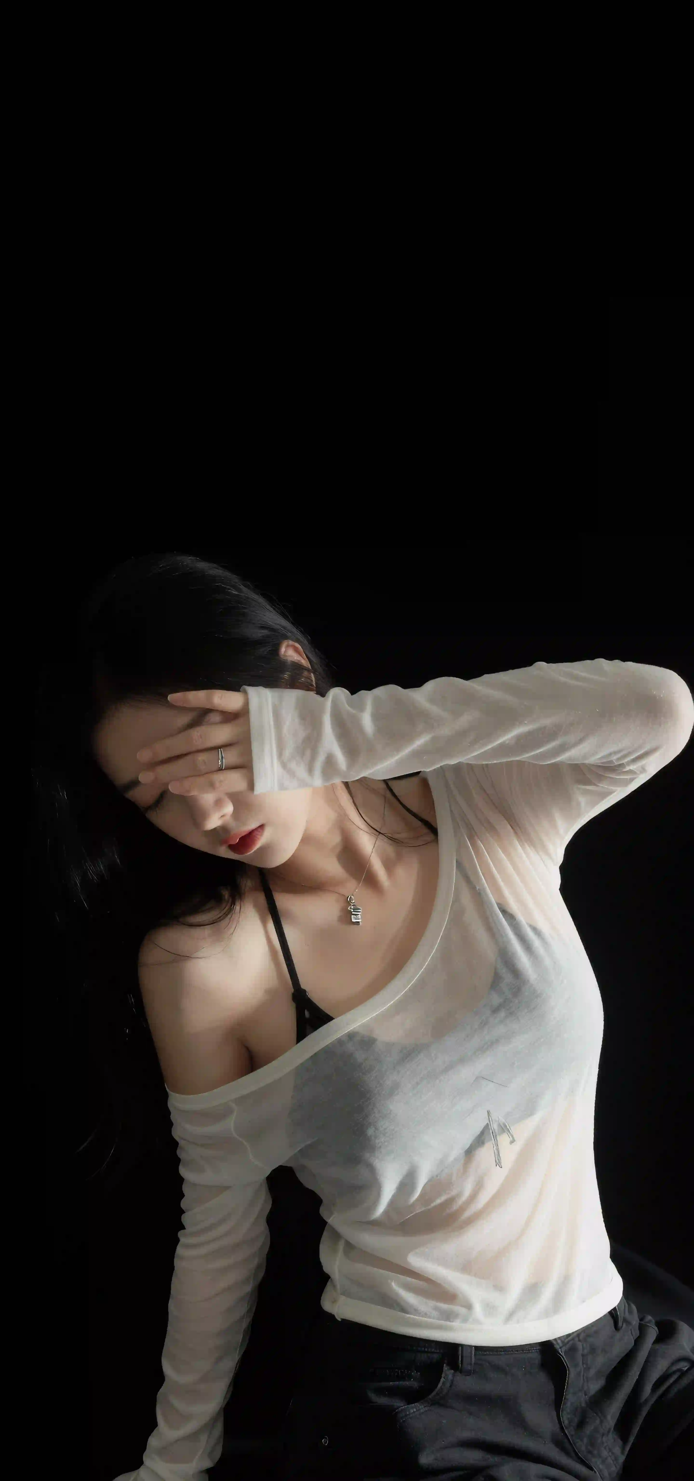 白色露肩装 长发美女 黑色背景 时尚写真 人像摄影 暗调光影