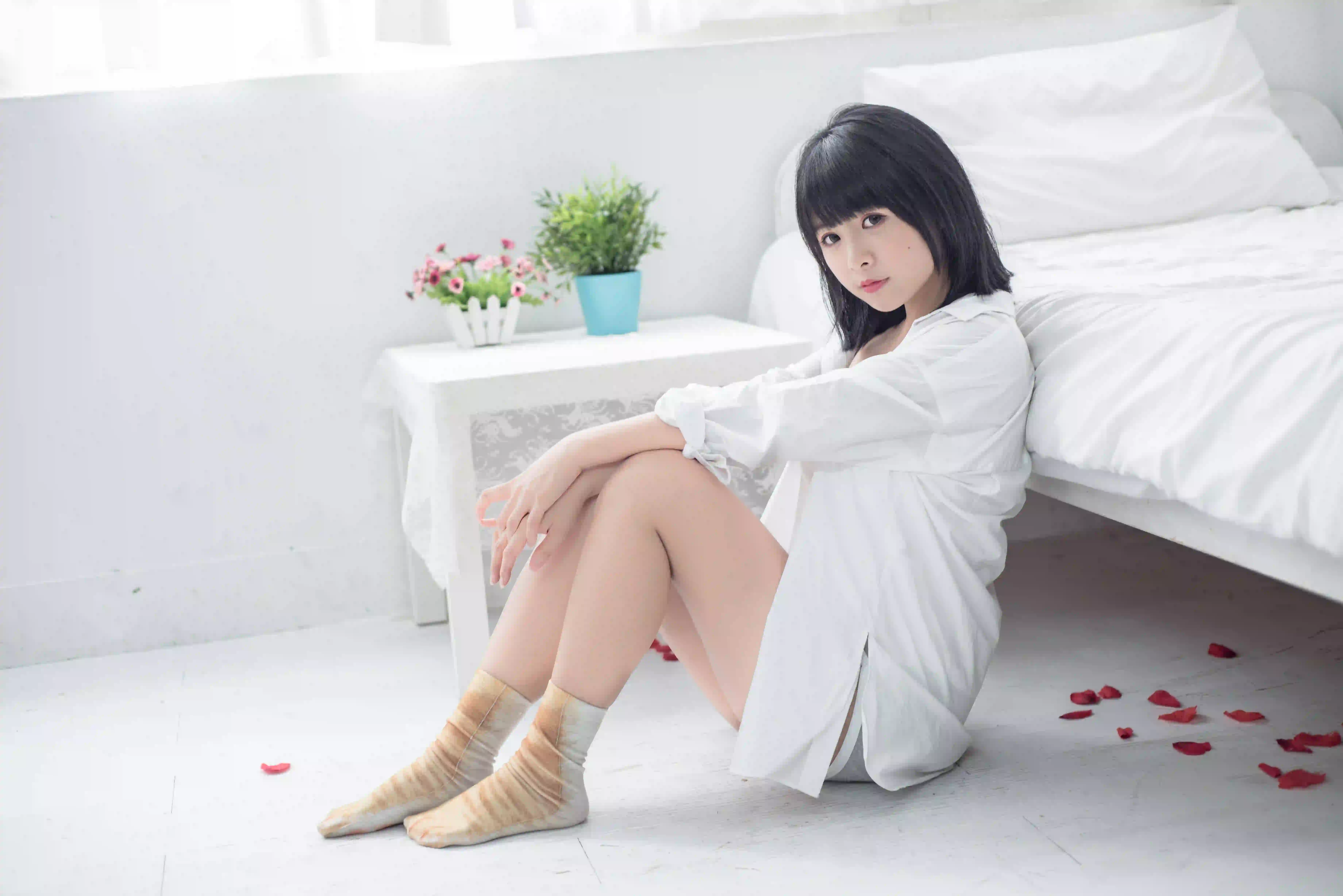白色衬衫 白色衣服 短发女孩 居家写真 
