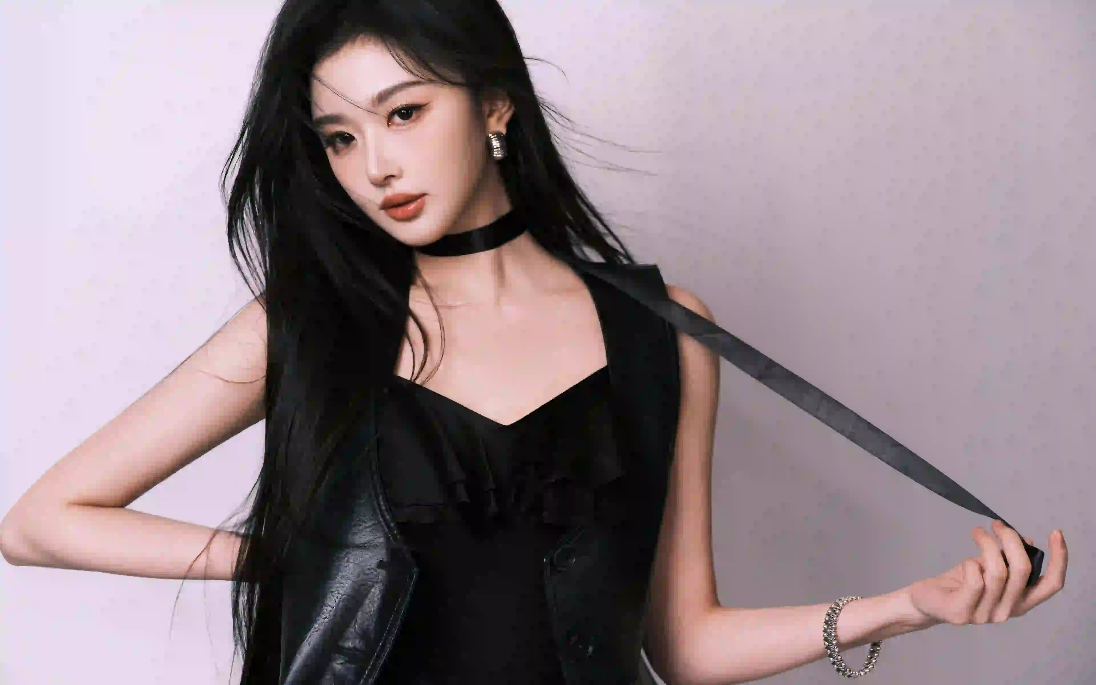 长发美女 孔雪儿 酷酷的女孩 黑色衣服 长腿美女 明星壁纸