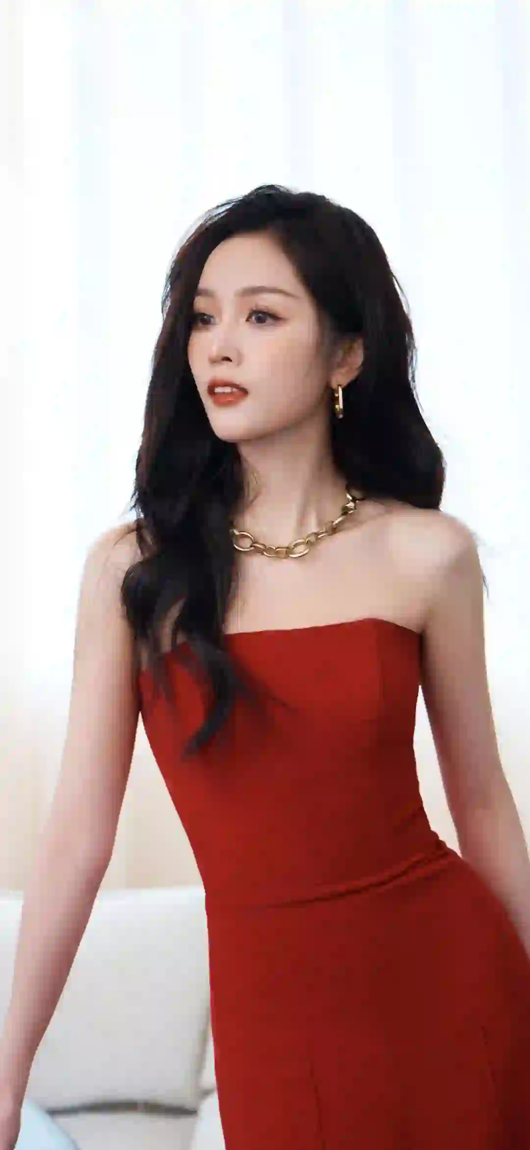 明星壁纸 吴宣仪 长发美女 红色抹胸长裙