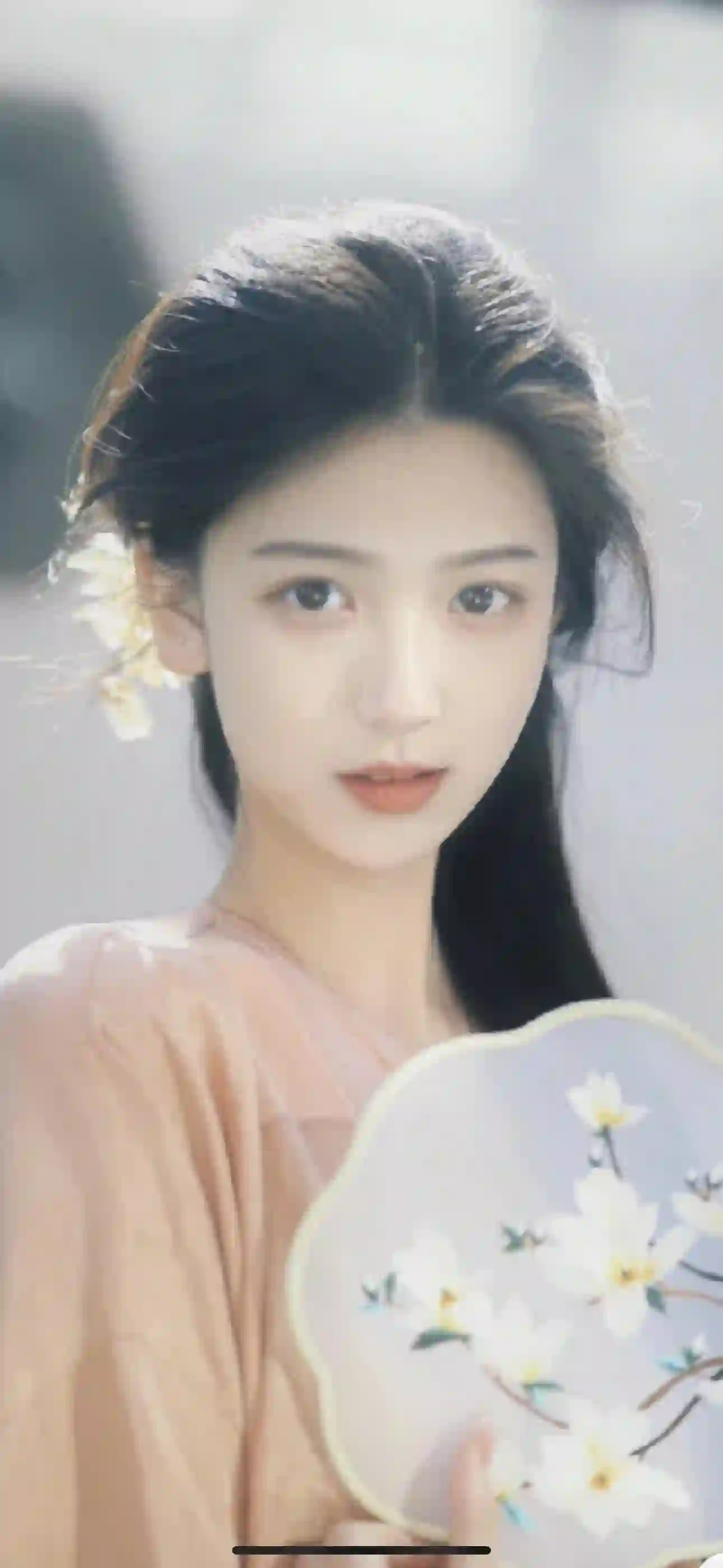 拿着扇子的长发清纯女孩