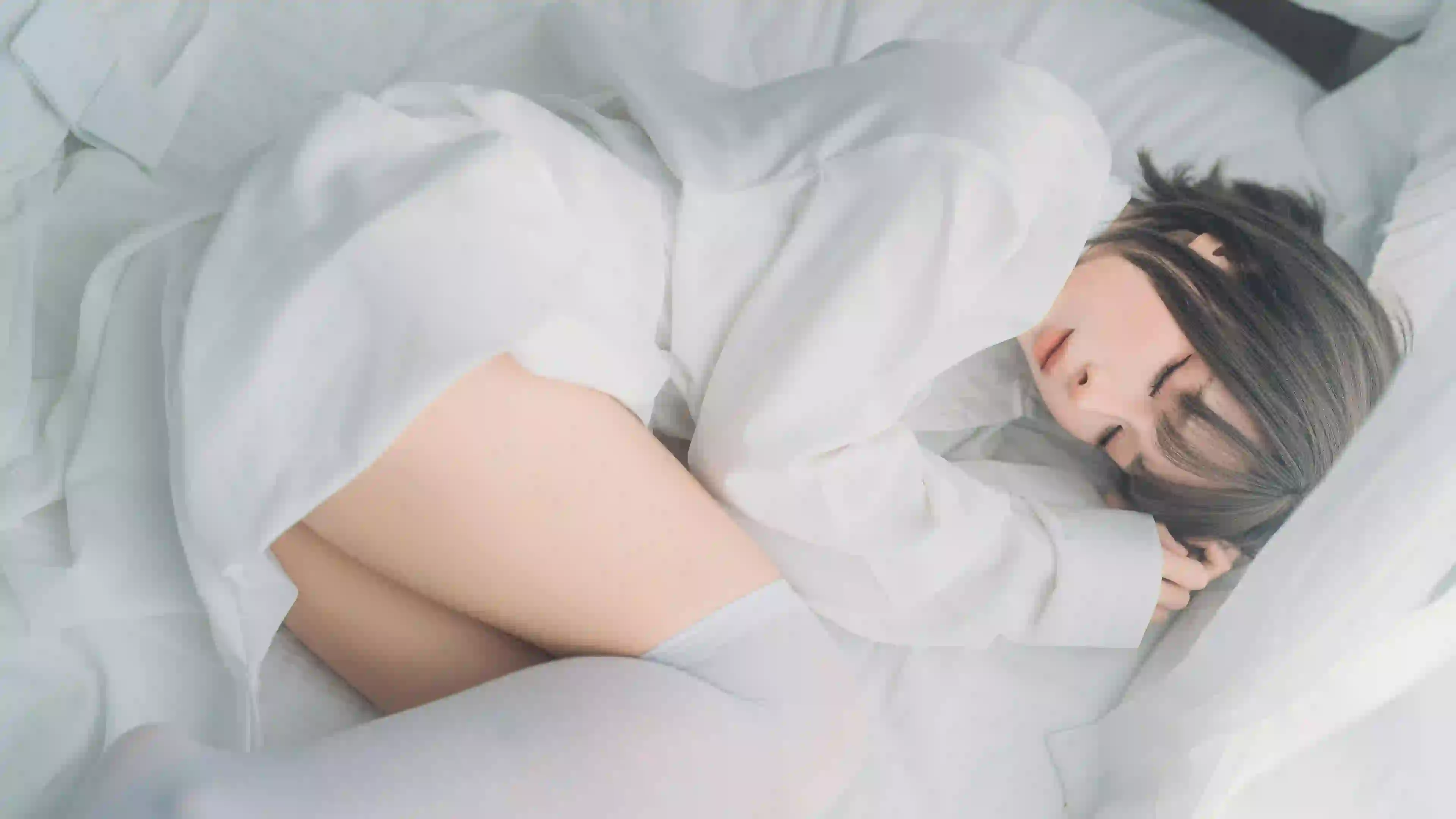 美女 长发美女 性感 休闲 蜷缩 居家 摆设衣服