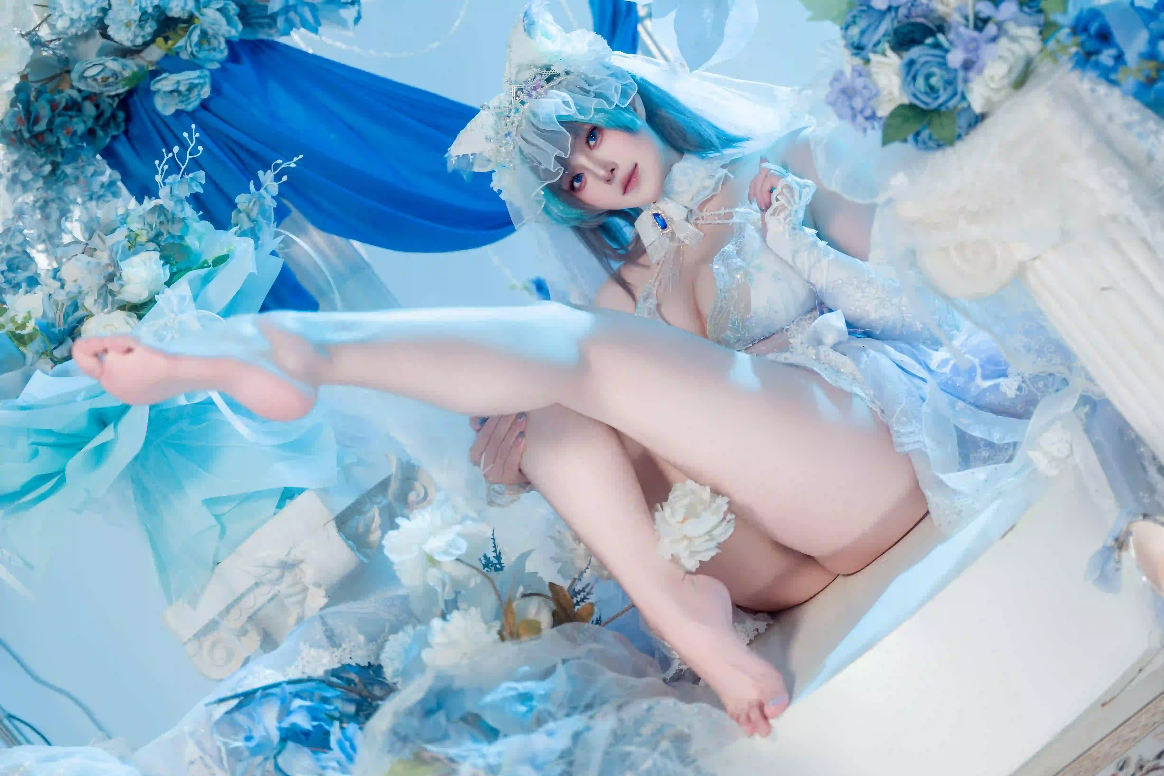 长发性感美女 长腿美女 蓝色氛围背景