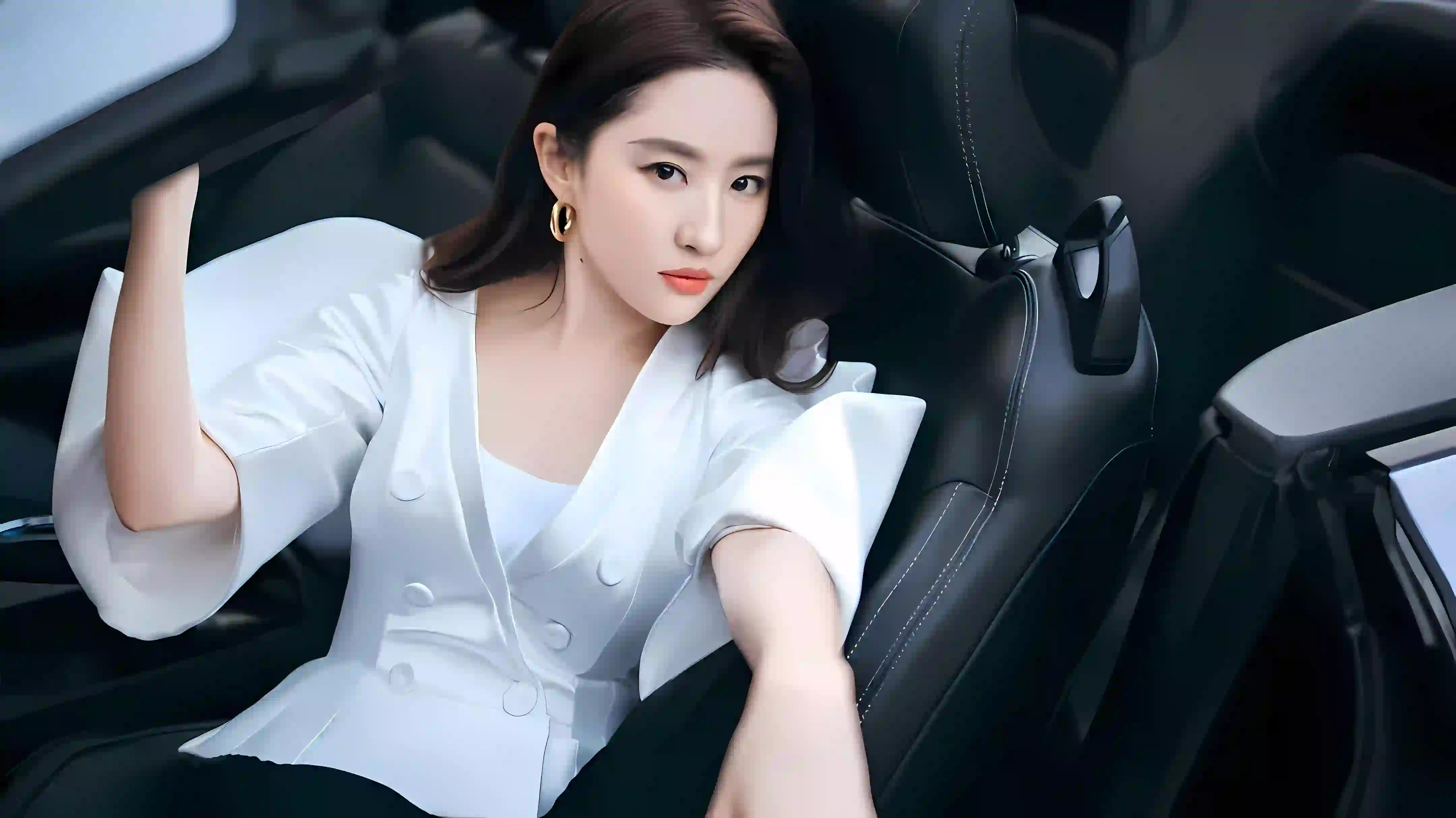 长发美女 美女明星 刘亦菲 车内自拍