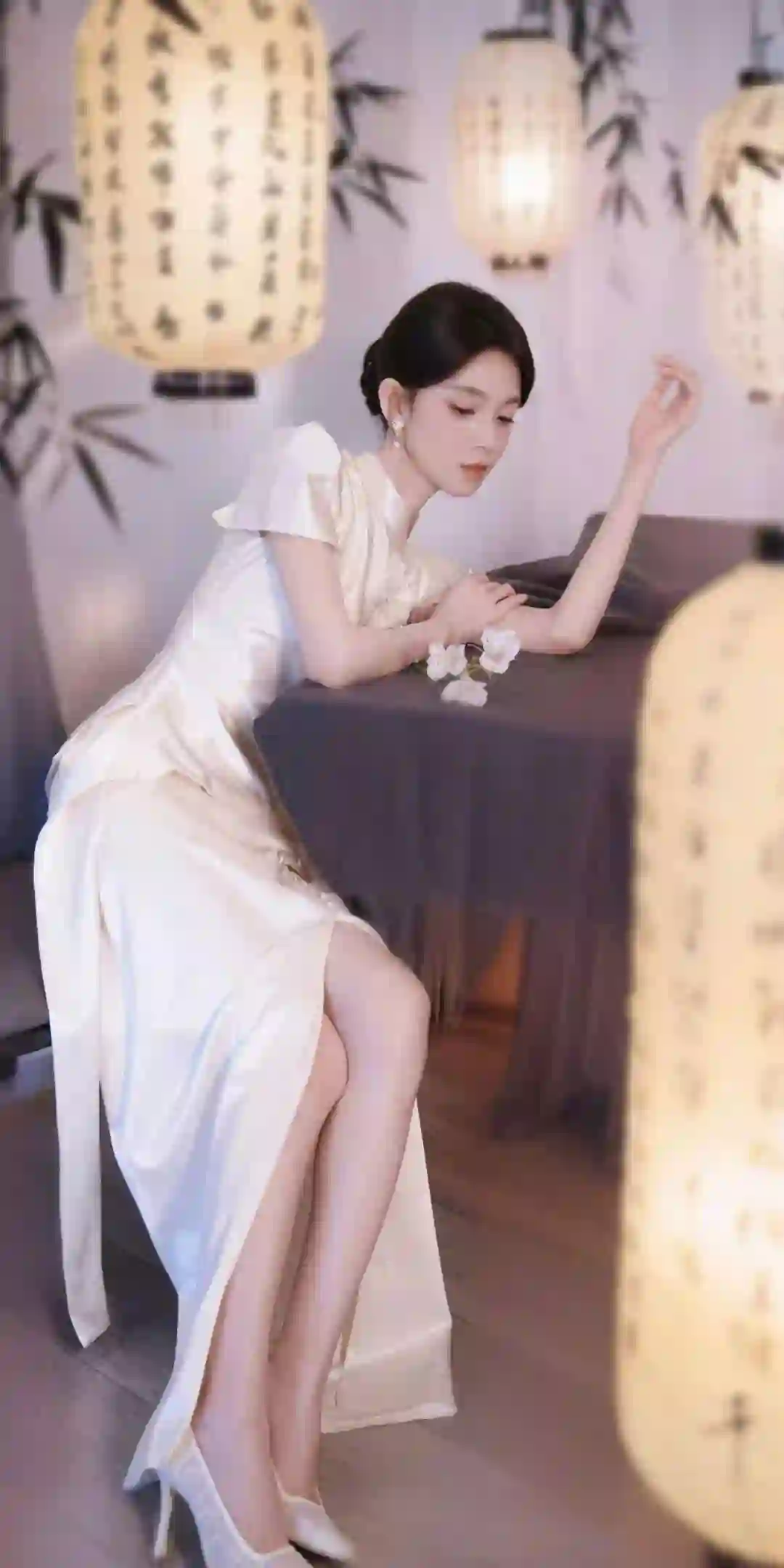 白色旗袍美女 古风写真 优雅气质 灯笼竹影 人像摄影