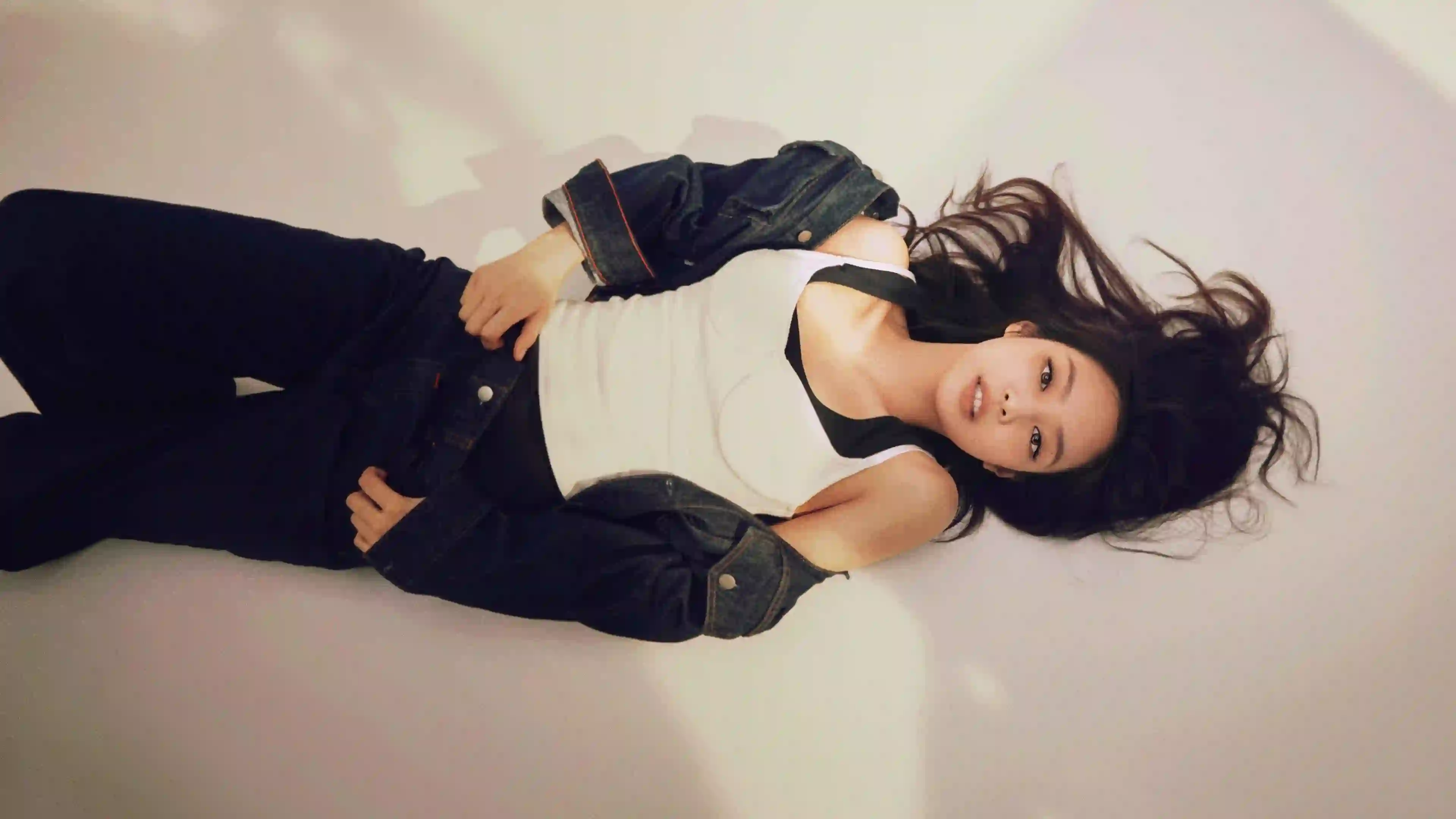 jennie 长发性感美女 个性穿搭 写真