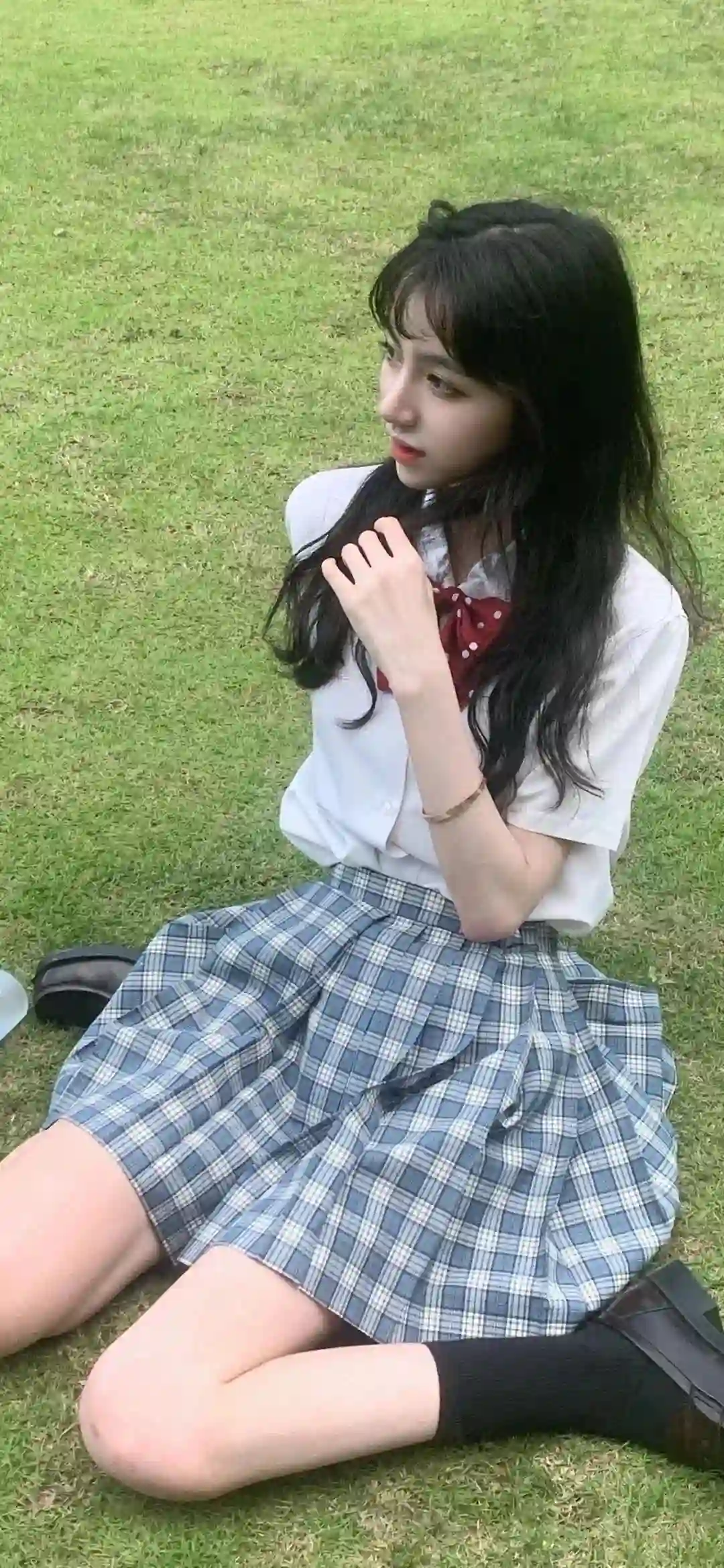 跪在草地上的长发jk美女 