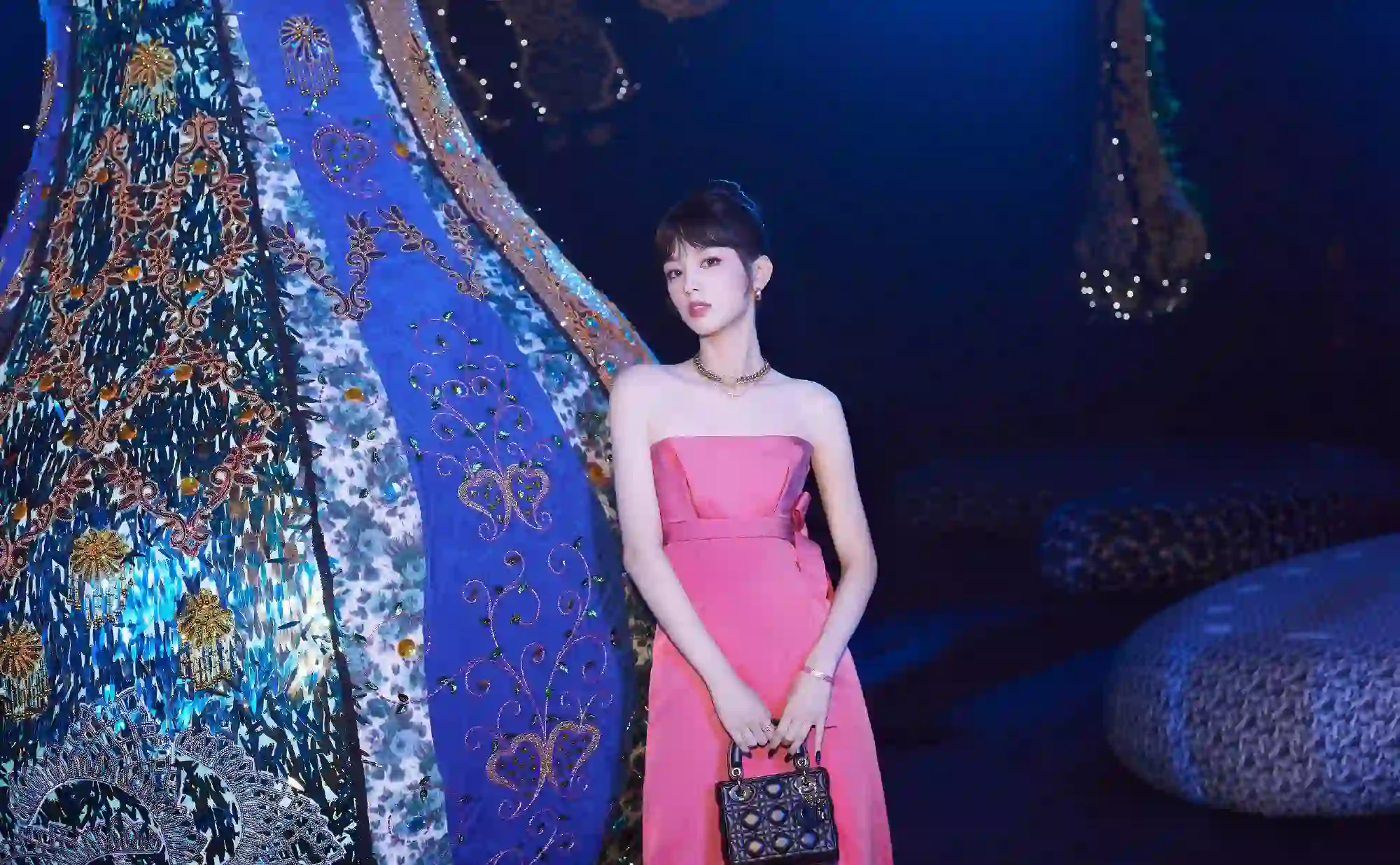 长发美女 抹胸穿搭 性感美女 周也 夜晚