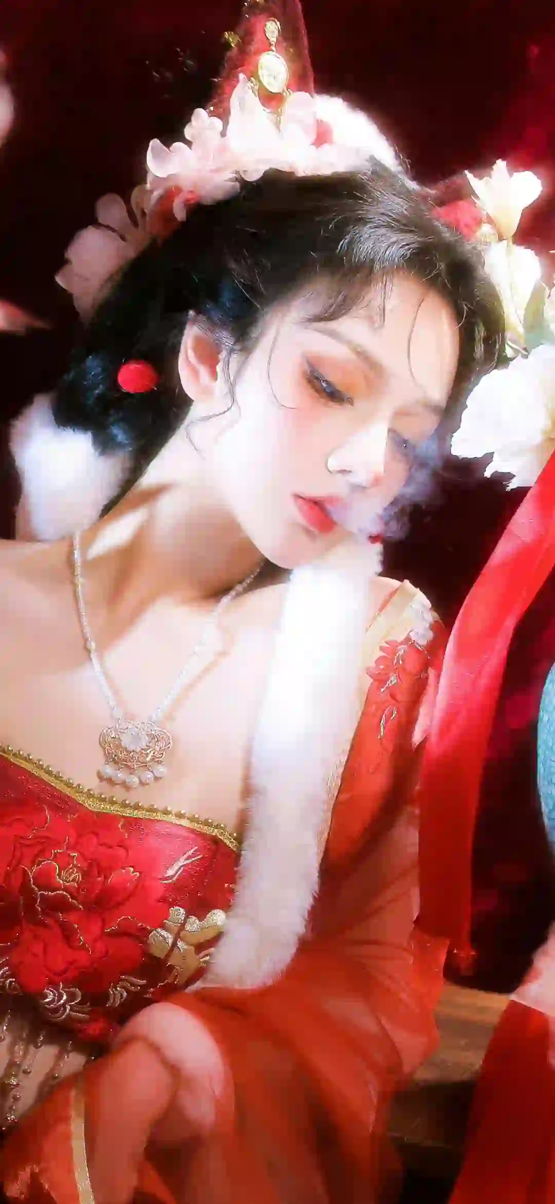 美女 长发美女 红色长裙 抹胸长裙 狐狸