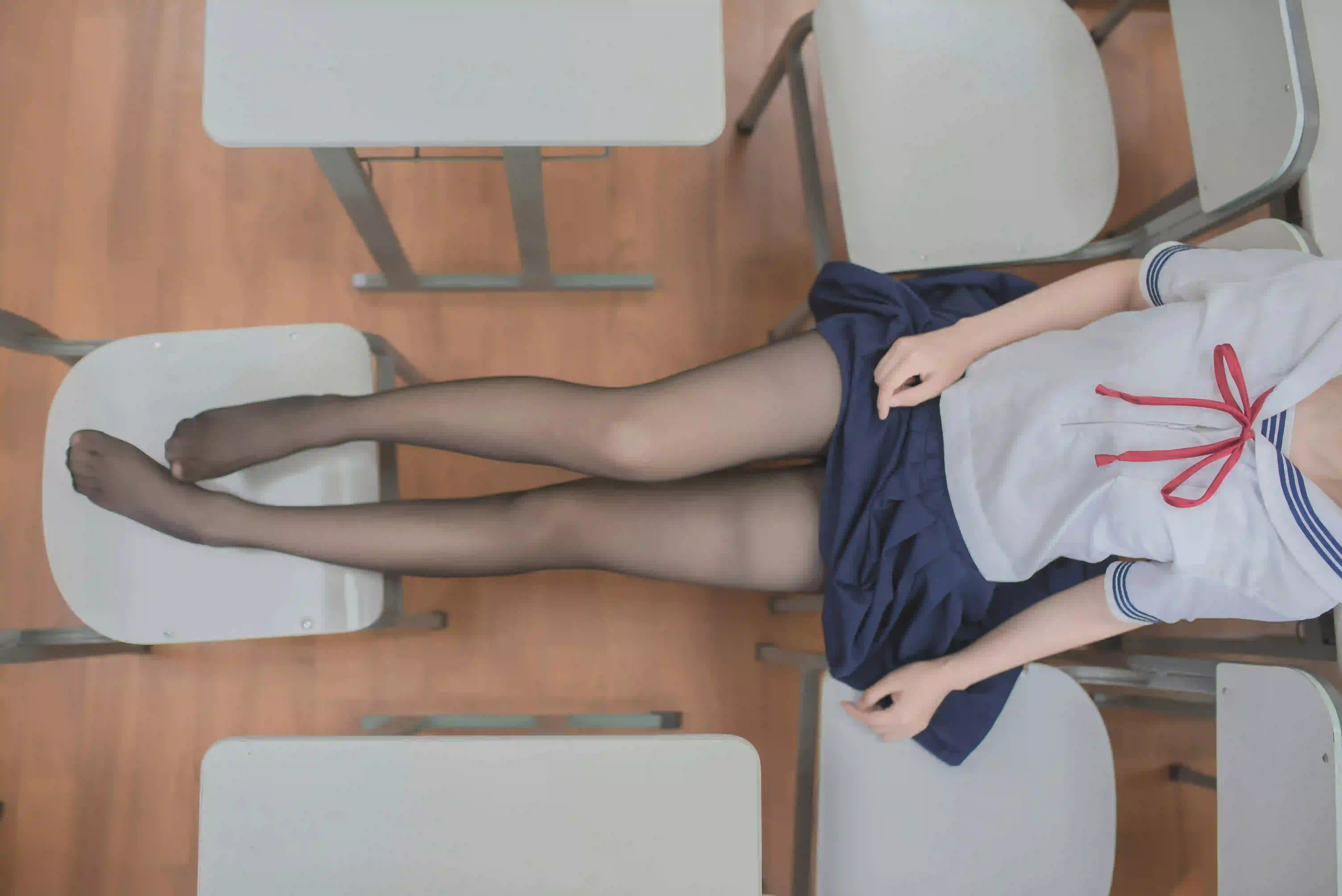 jk风 长发美女 白色衣服 黑丝 黑色裙子