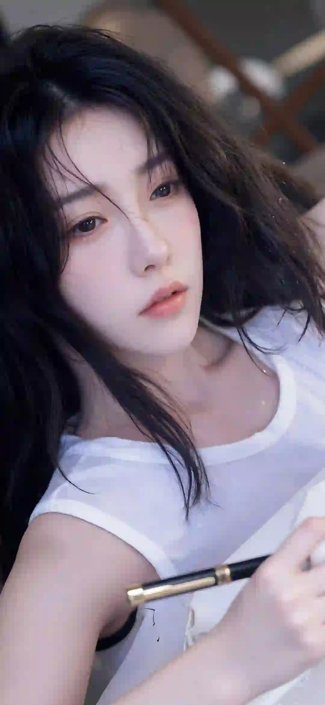 长发清纯美女 白色T恤 写作