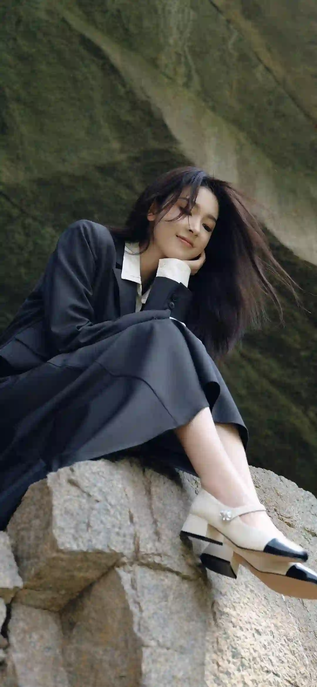 黑色长裙美女 微笑