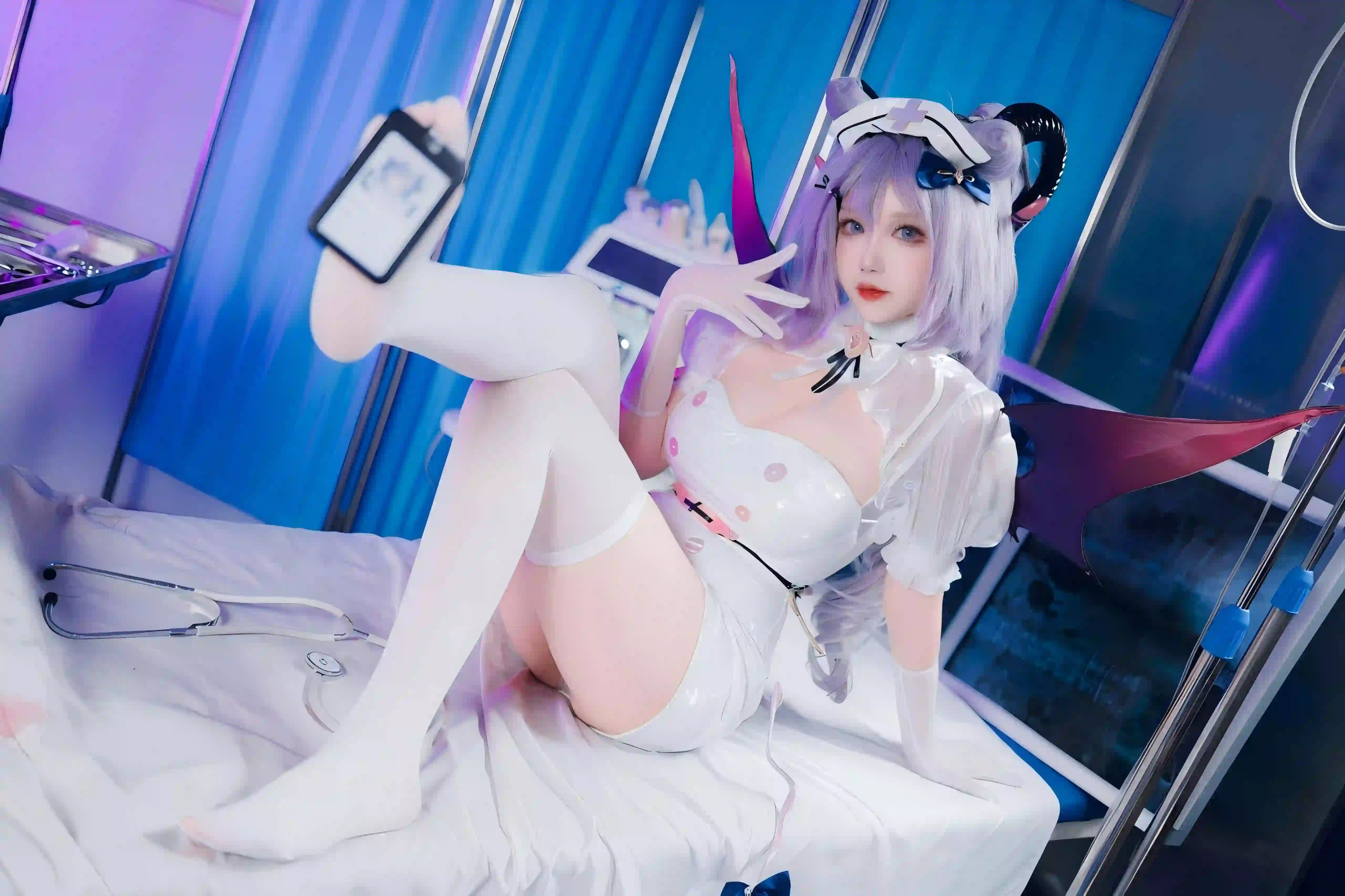 cosplay 紫色头发 长腿丝袜 白色衣服 美腿
