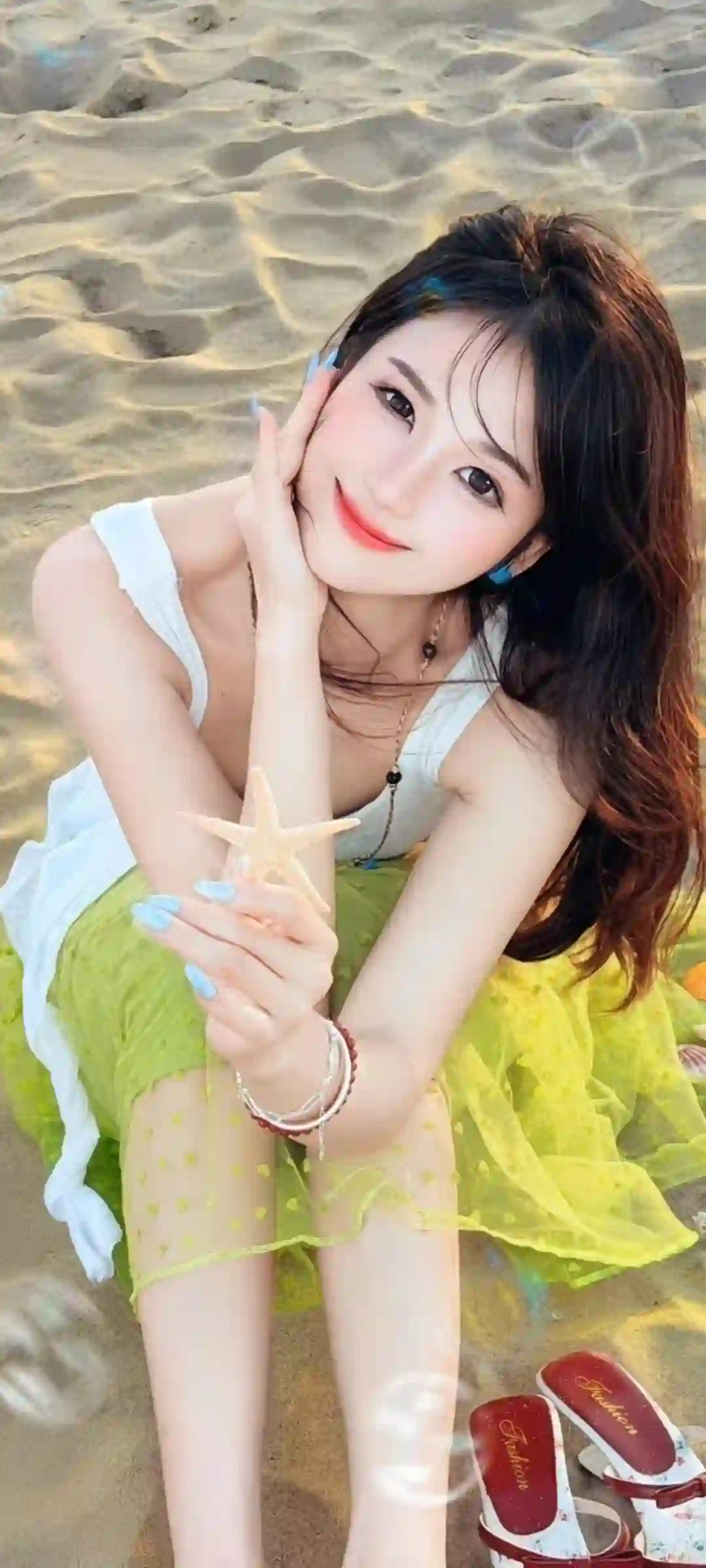 沙滩海星甜美女孩夏日清新壁纸