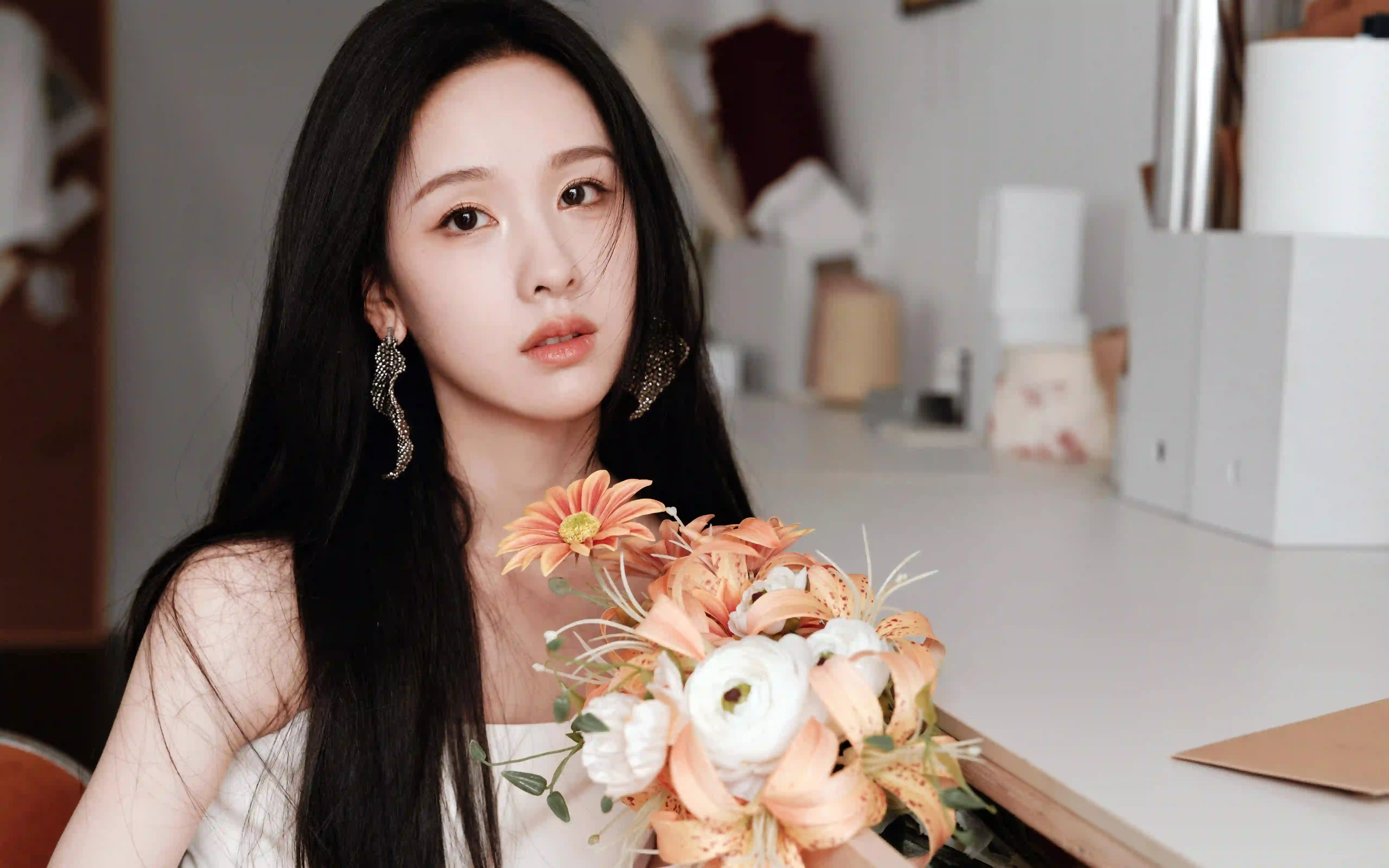陈都灵 手捧鲜花 长发清纯美女 居家 