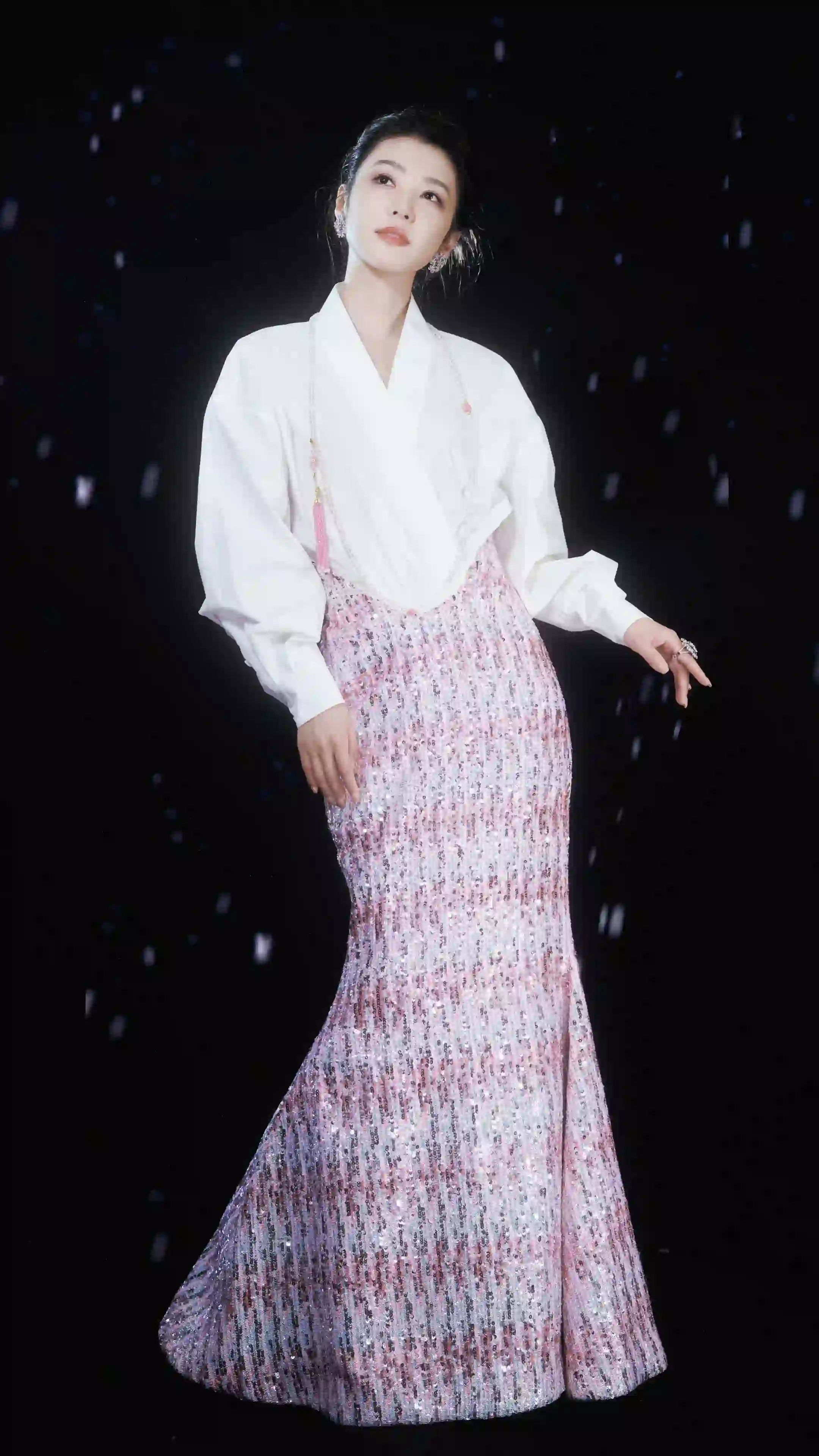 李云霄 个性穿搭 舞台 白色衣服