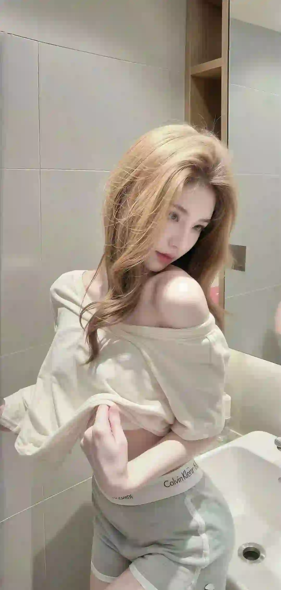 长发美女 漏肩穿搭 性感美女