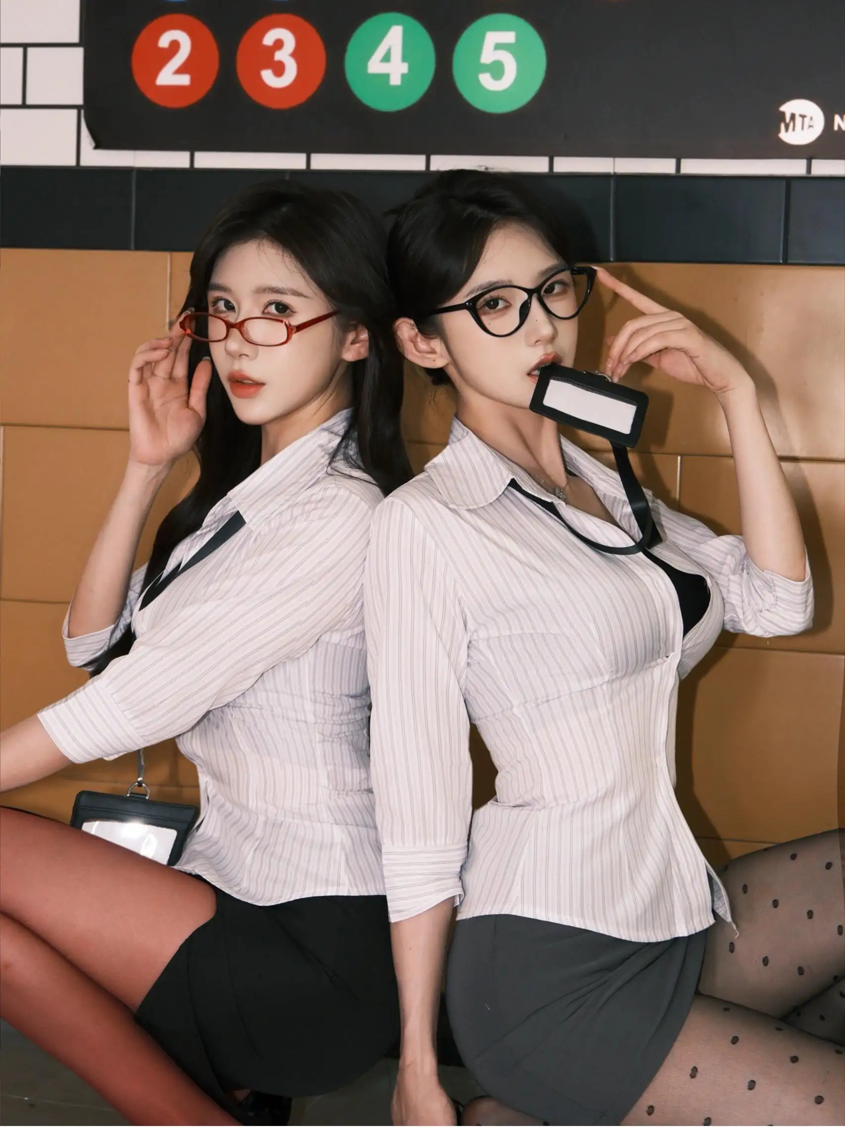 眼镜｜黑色｜制服｜车厢｜性感女孩｜知性｜诱惑