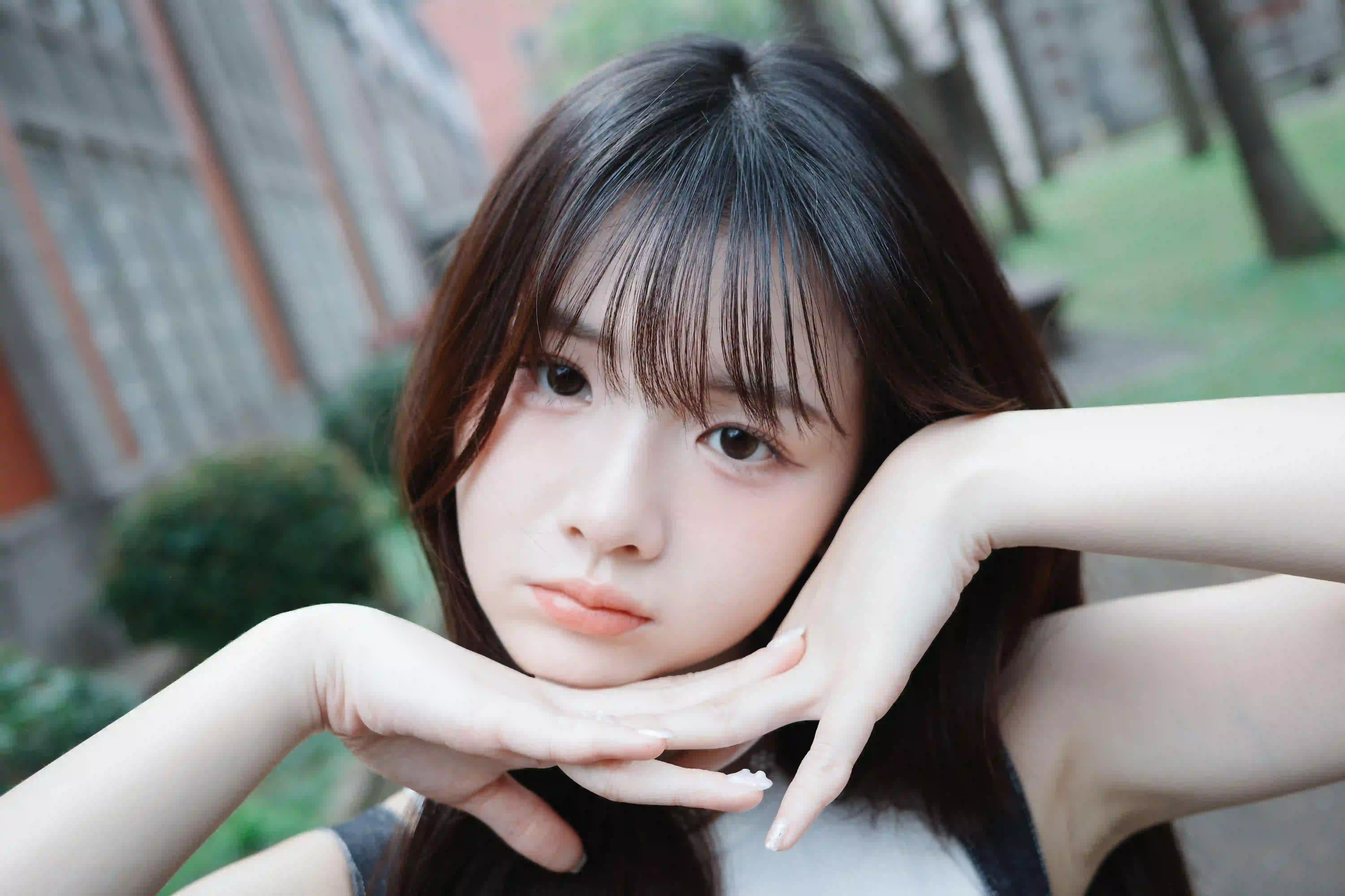 可爱女孩 俏皮可爱 甜美 户外 长发美女 可爱拍照姿势