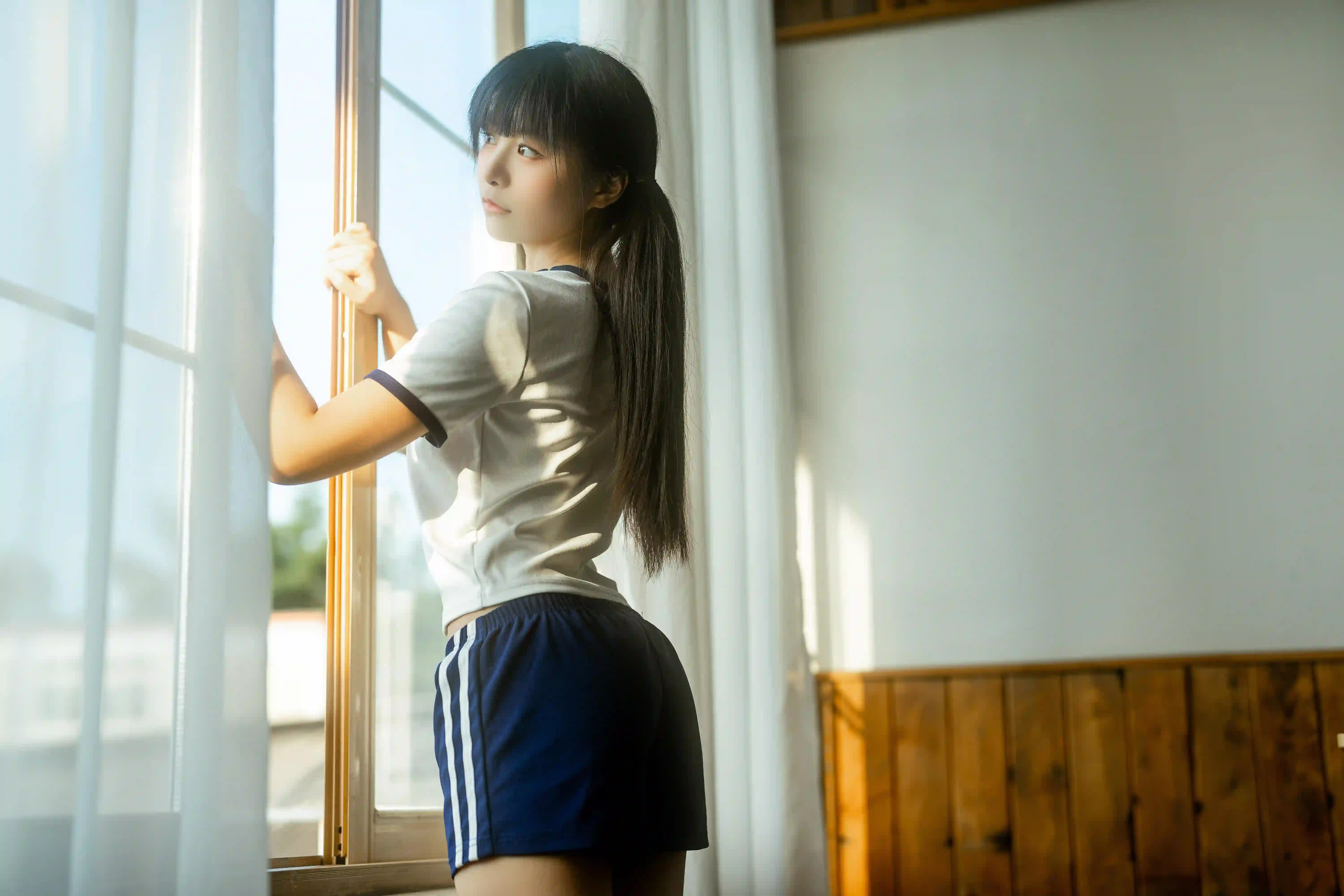 少女 窗边 阳光 清新 青春 室内 长发