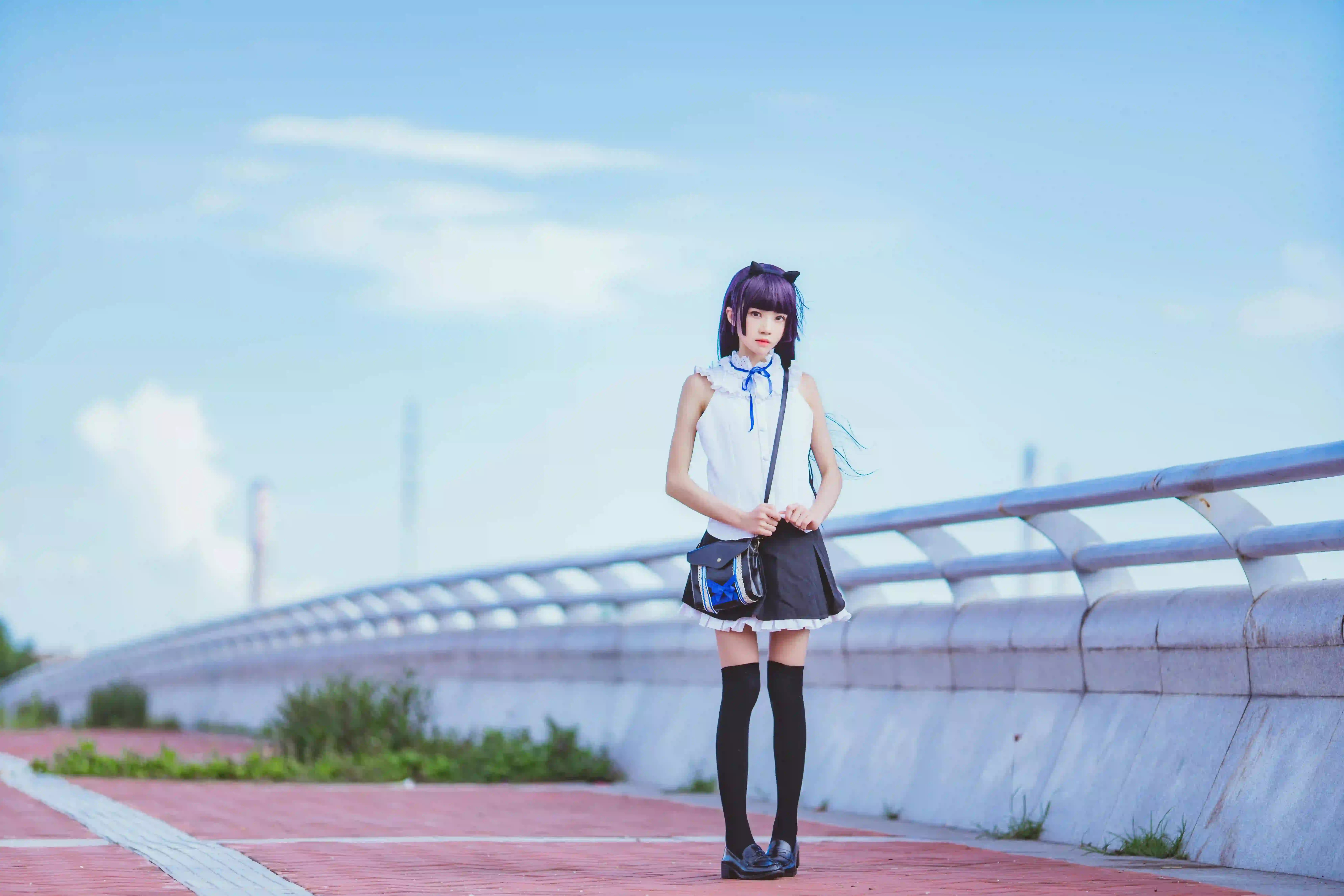 长发美女 户外 白色衣服 黑色短裙 黑丝美腿 桥