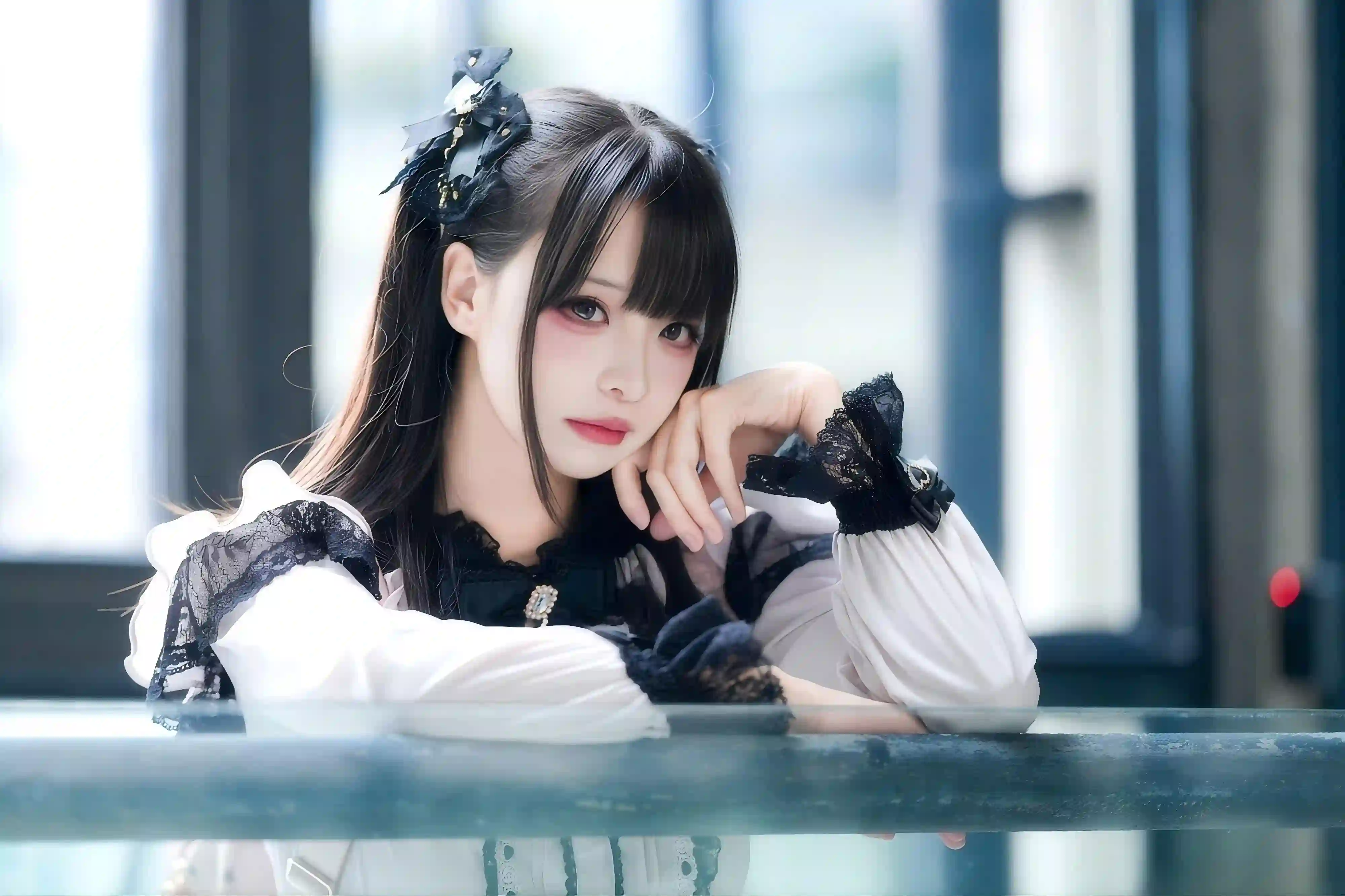 一位穿着精致黑白洛丽塔风格服饰的黑发少女，手托香腮静坐于窗边，神情宁静优雅。