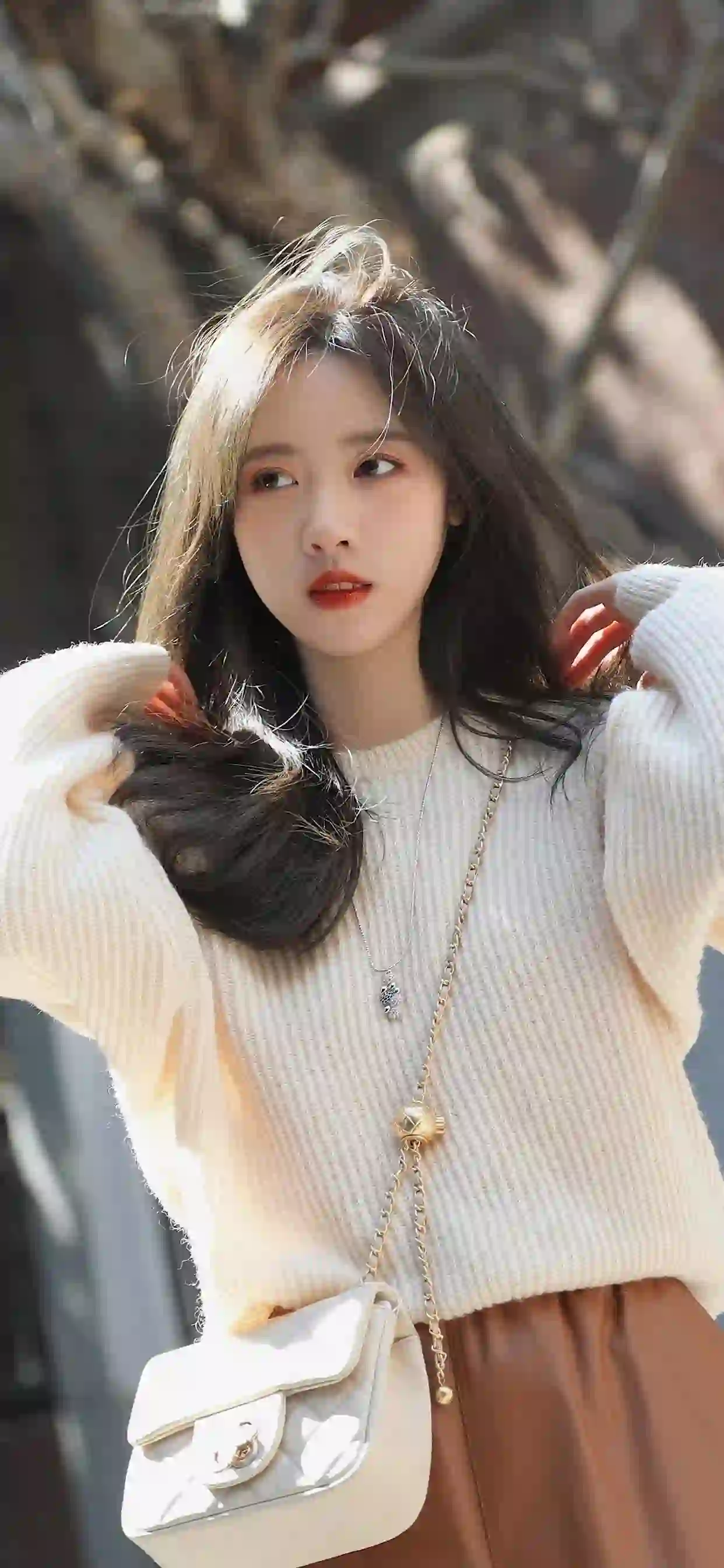 长发清纯美女 白色针织衫 户外