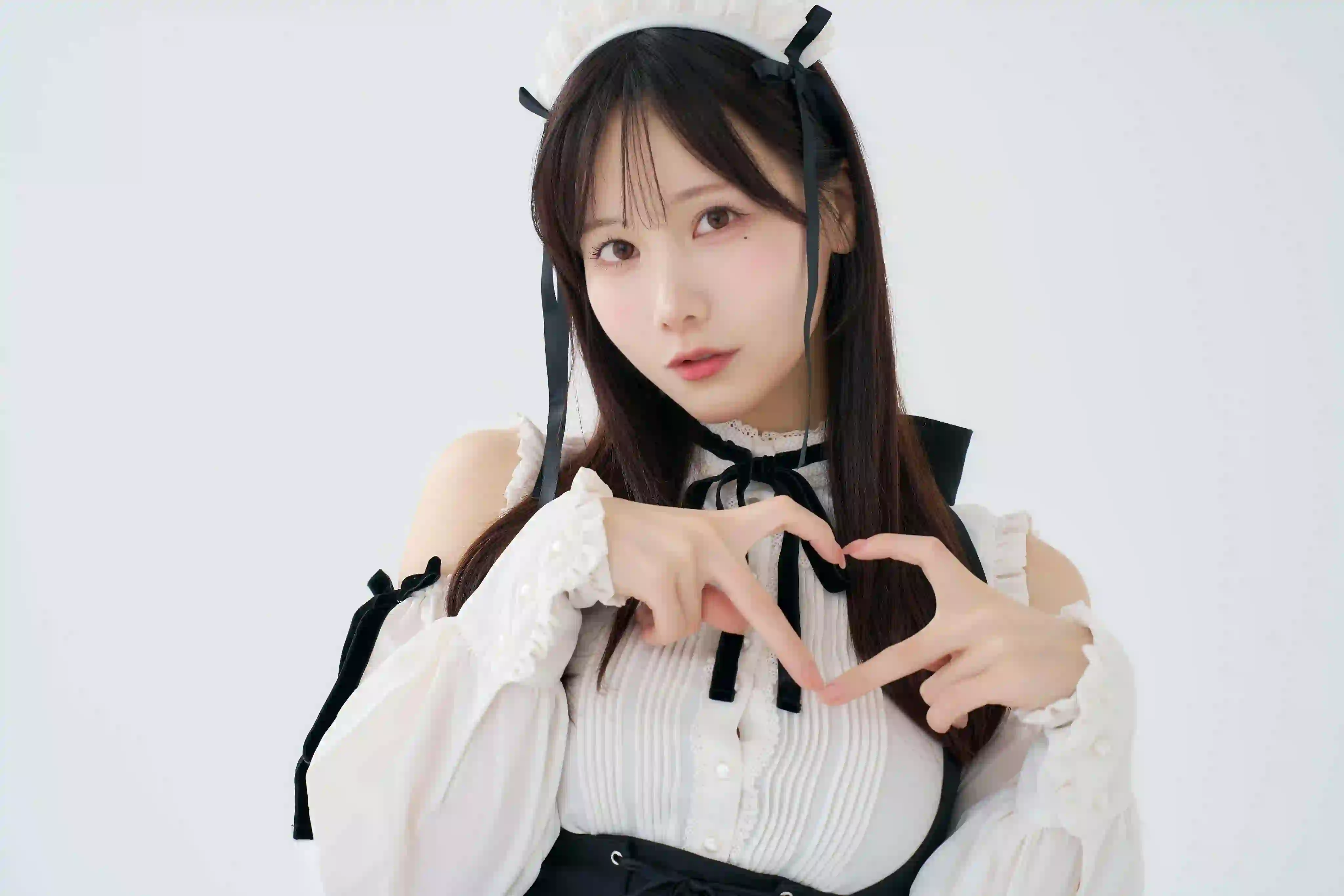 长发美女 女仆穿搭 比心 可爱女孩