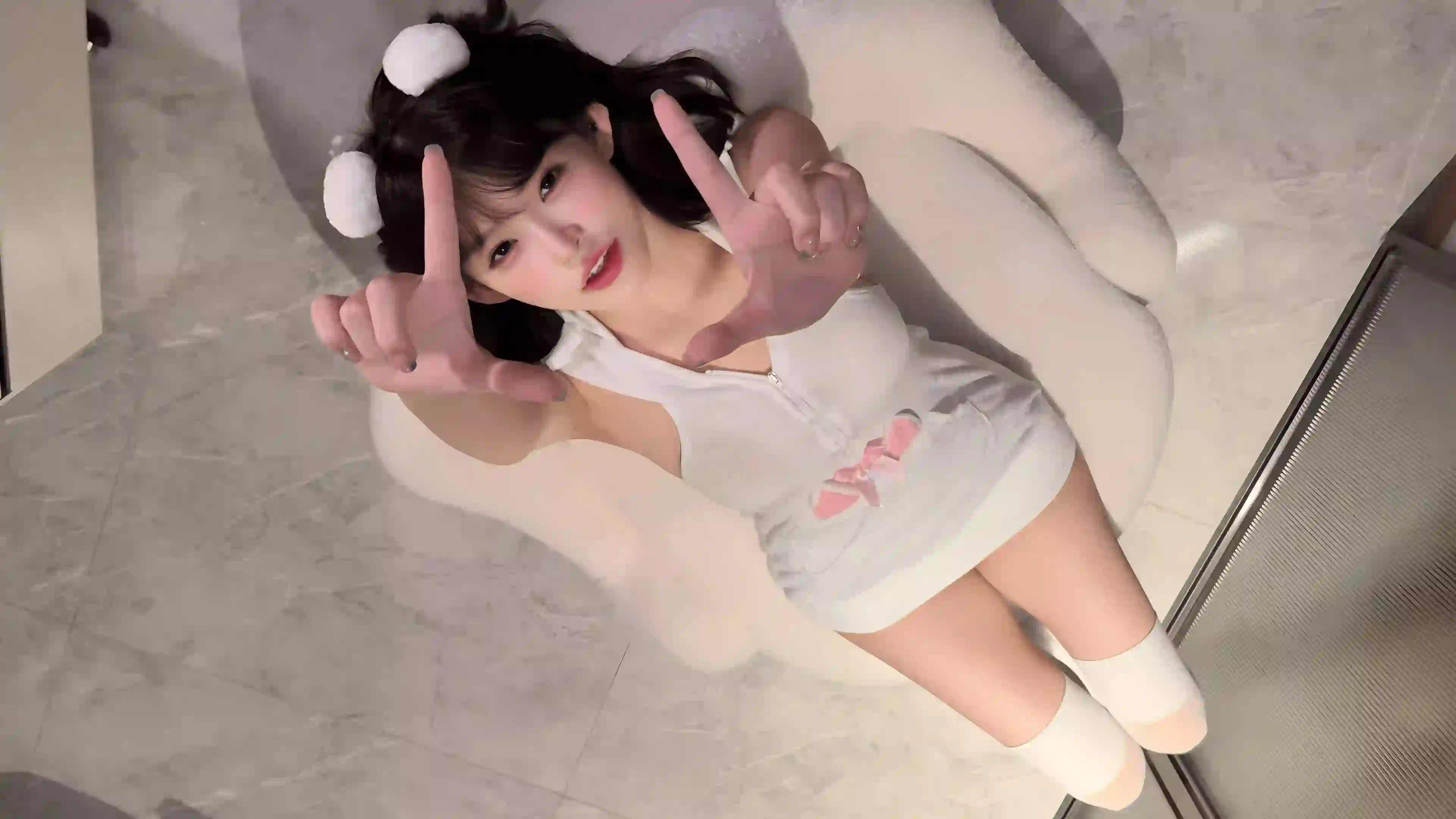 可爱居家美女 8字手势 腿 丝袜