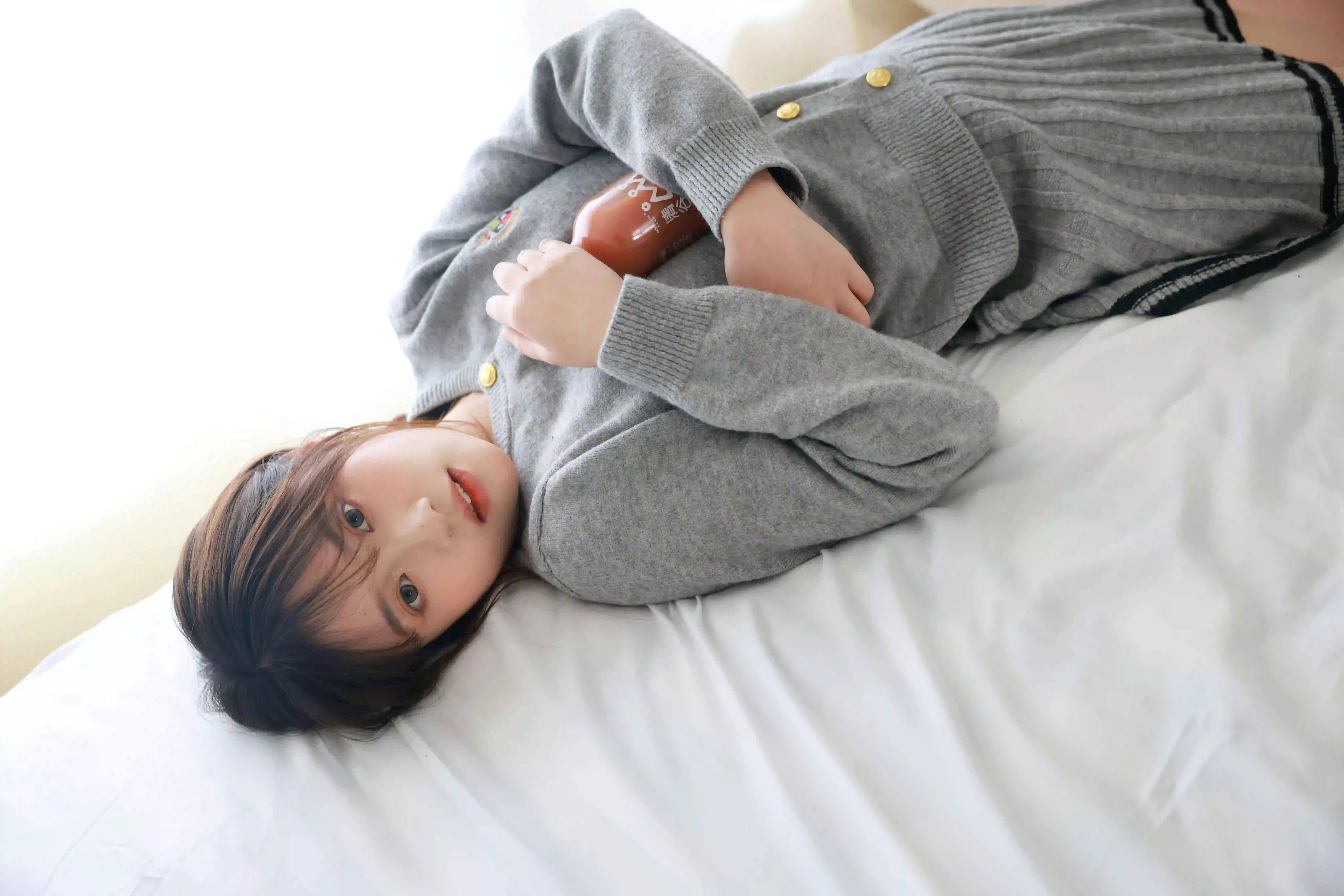 灰色毛线衣服 清纯美女 居家写真 