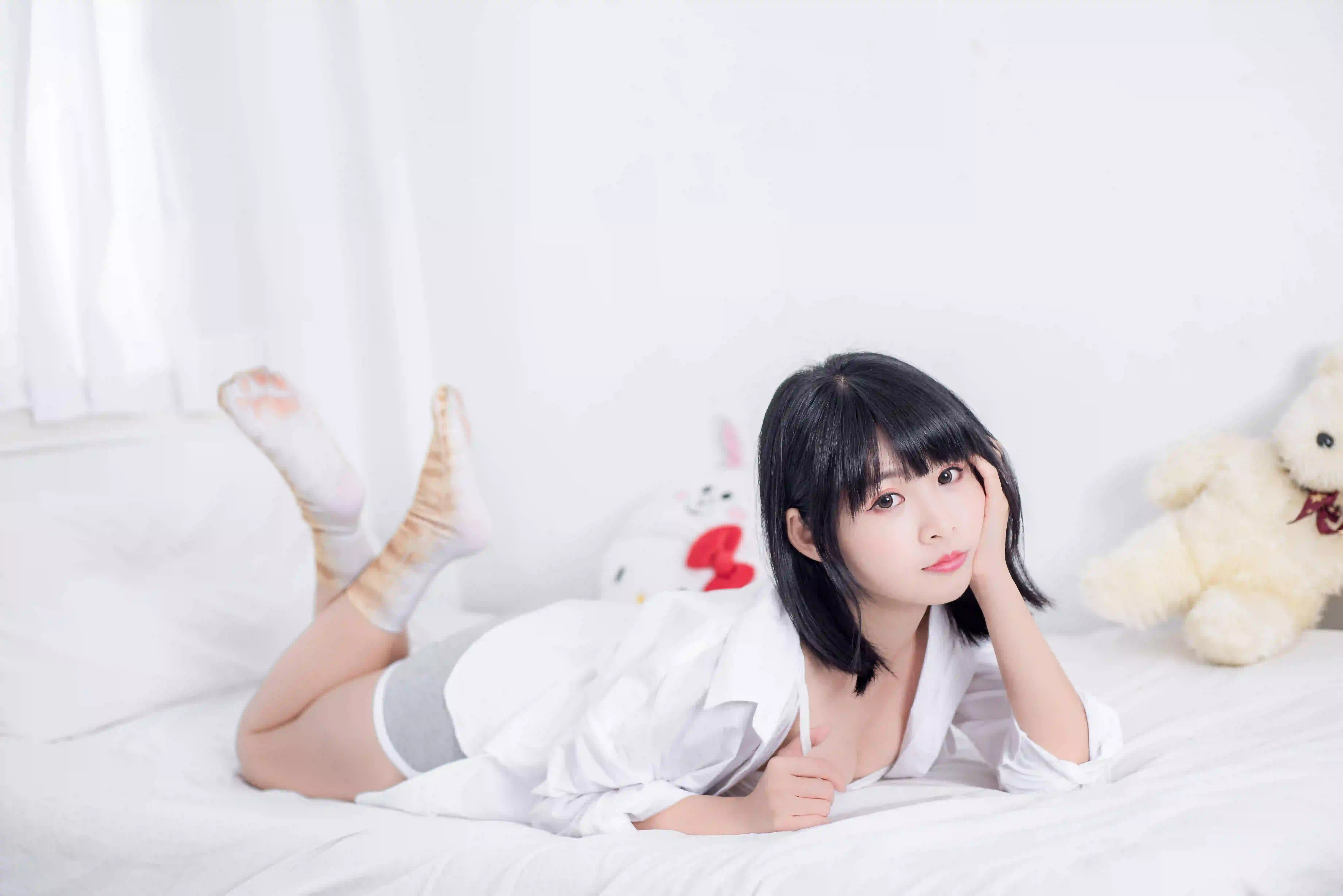 白色衬衫 白色衣服 短发女孩 居家写真 